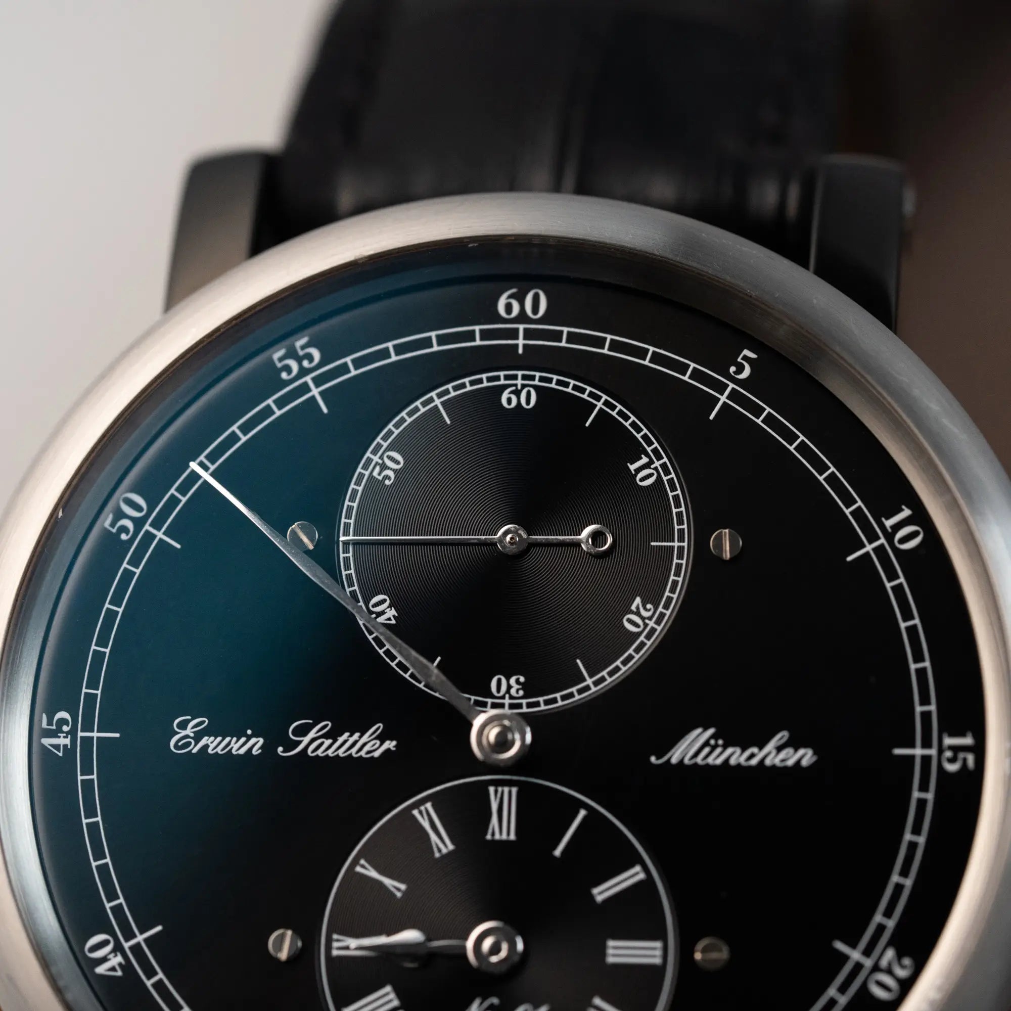 Detailaufnahme des limitierten Erwin Sattler Regulators in Schwarz mit der Nummerierung "01"