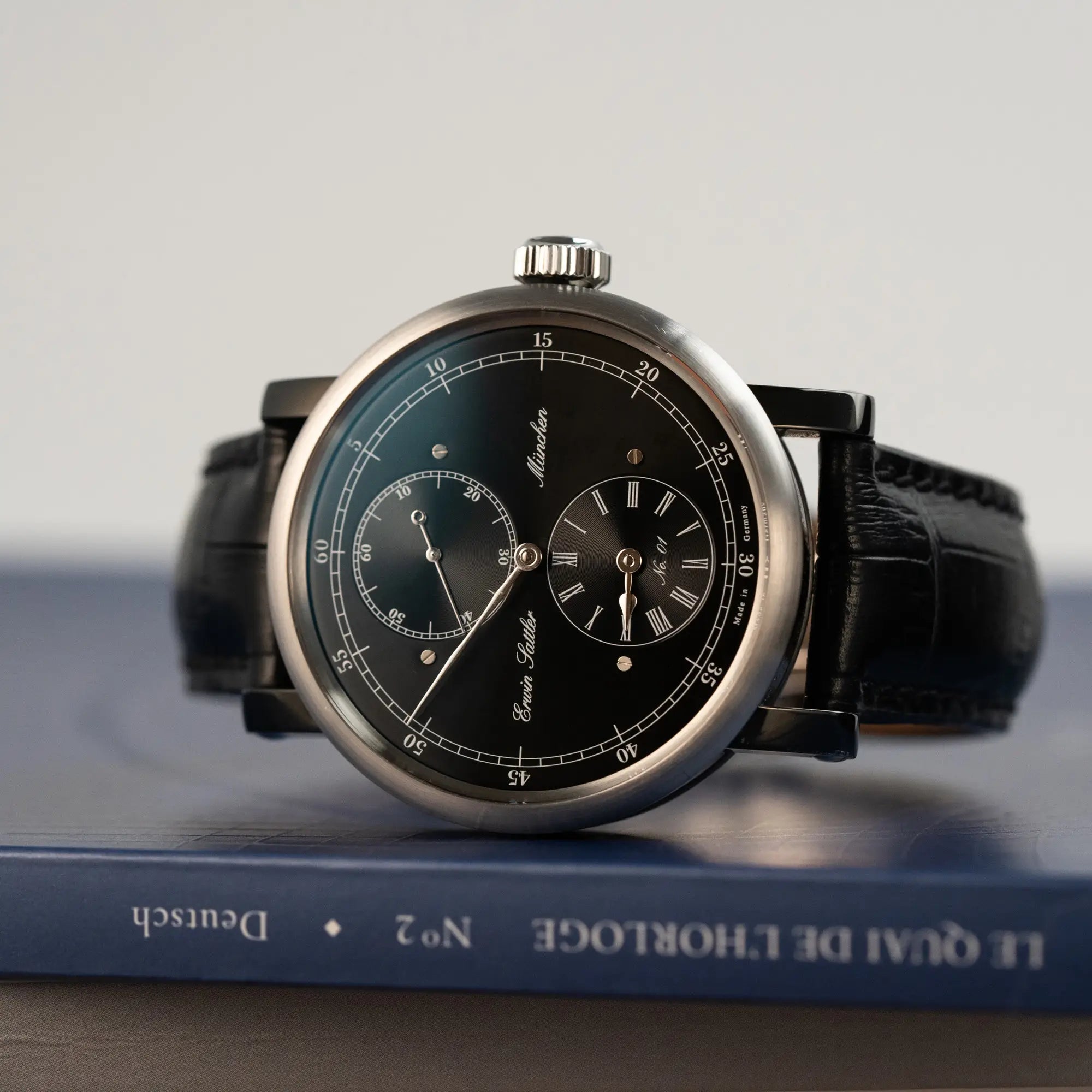 Produktfotografie des limitierten Erwin Sattler Regulators in Schwarz mit der Nummerierung "01"