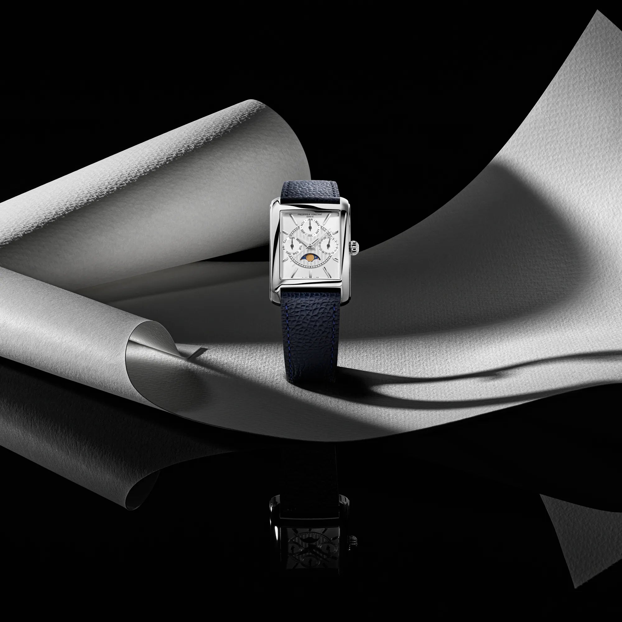 Produktfotografie der Frederique Constant Classics Mondphase FC-265S4C6 mit eckigem Gehäuse am blauen Lederband