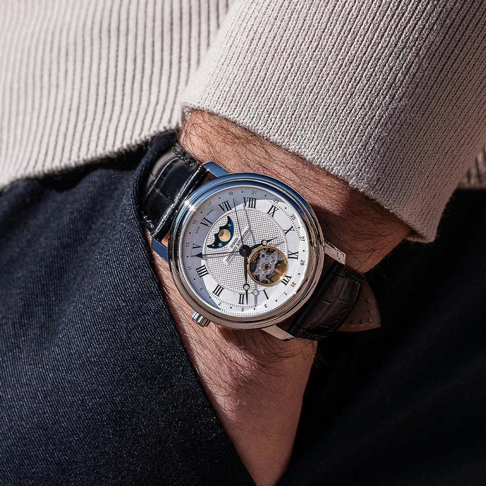 Detailaufnahme der Heart Beat Moonphase Date Armbanduhr von Frederique Constant aus der Classics Kollektion an Männerhandgelenk