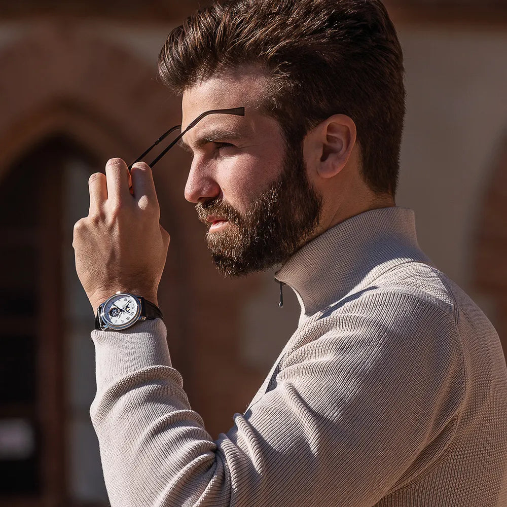 Mann mit der Heart Beat Moonphase Date Armbanduhr von Frederique Constant aus der Classics Kollektion am Handgelenk