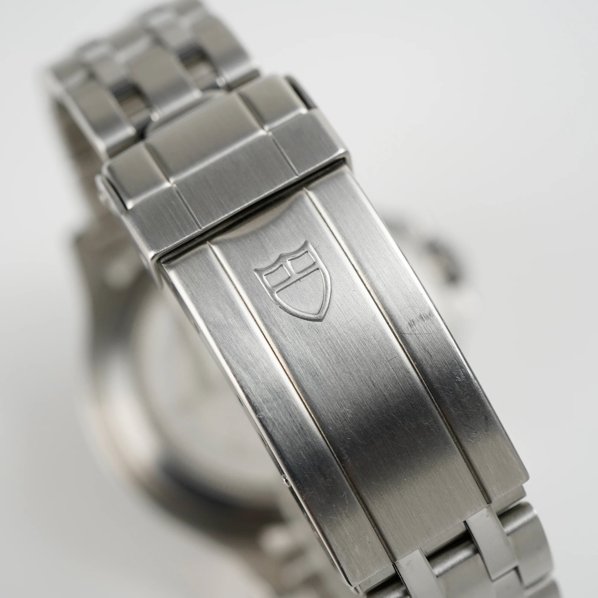 Detailaufnahme der Edelstahlarmband der Tudor Hydronaut Prince Date, Referenz 89190