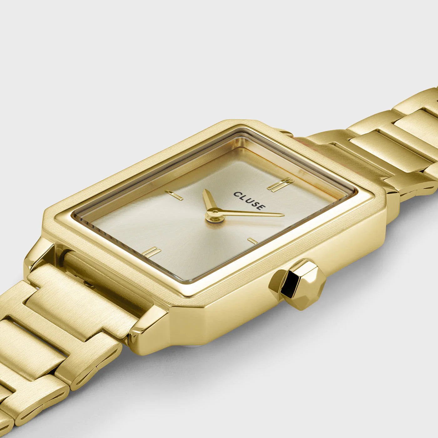 Detailansicht der der Cluse "Fluette" Stahl-Uhr mit gelbgold-farbenem Zifferblatt und Gehäuse