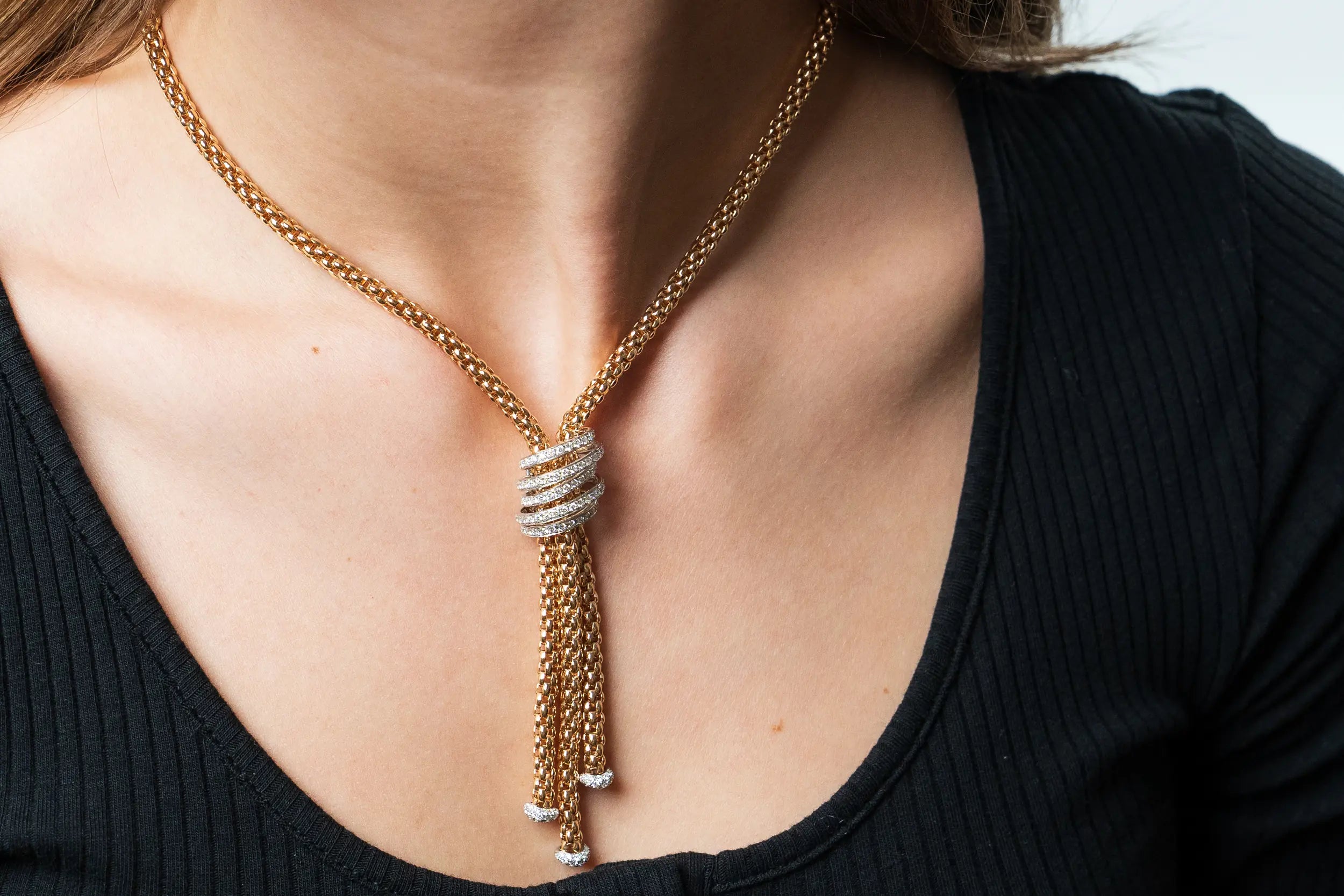 Fope Y Collier aus Rosegold mit Diamanten am Hals einer Frau