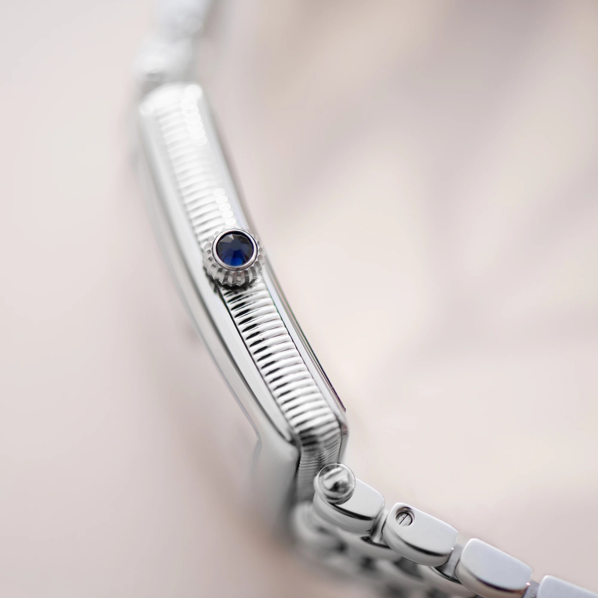 Blick auf das seitliche Gehäuse mit Krone der Frederique Constant Art Deco Carre aus der Classics Kollektion mit einem rechteckigen Uhrengehäuse mit einem Zifferblatt in Perlmutt-Optik und schwarzen, römischen Ziffern