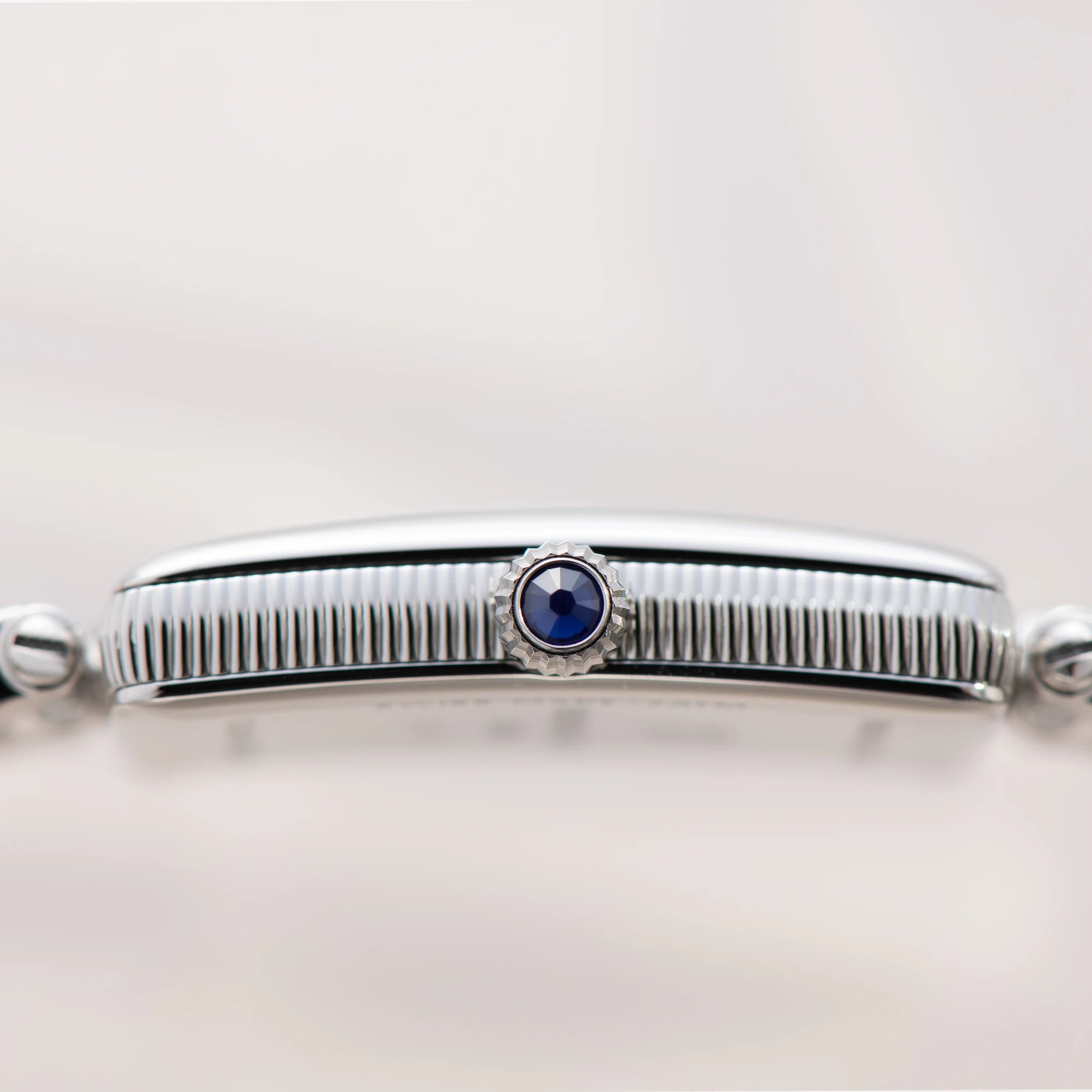 Blick auf das seitliche Gehäuse der Frederique Constant Art Deco Carre aus der Classics Kollektion mit einem rechteckigen Uhrengehäuse mit einem Zifferblatt in Perlmutt-Optik und schwarzen, römischen Ziffern