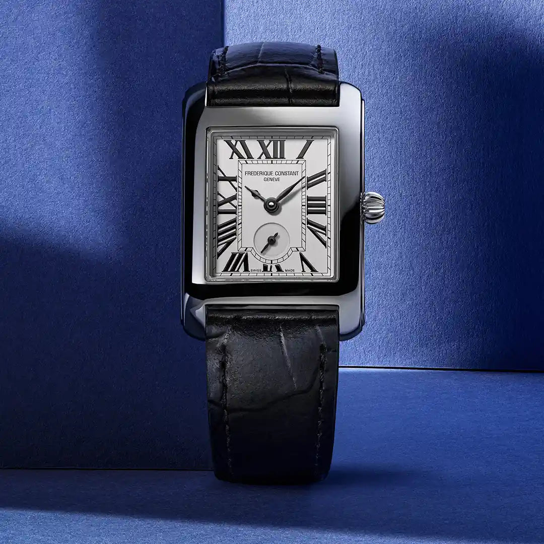 Produktfotografie der Frederique Constant Damenuhr FC-235S2C6 aus der Classic-Kollektion mit einem rechteckigen Uhrengehäuse und einem silbernen Zifferblatt mit römischen Ziffern und der kleinen Sekunde auf 6 Uhr