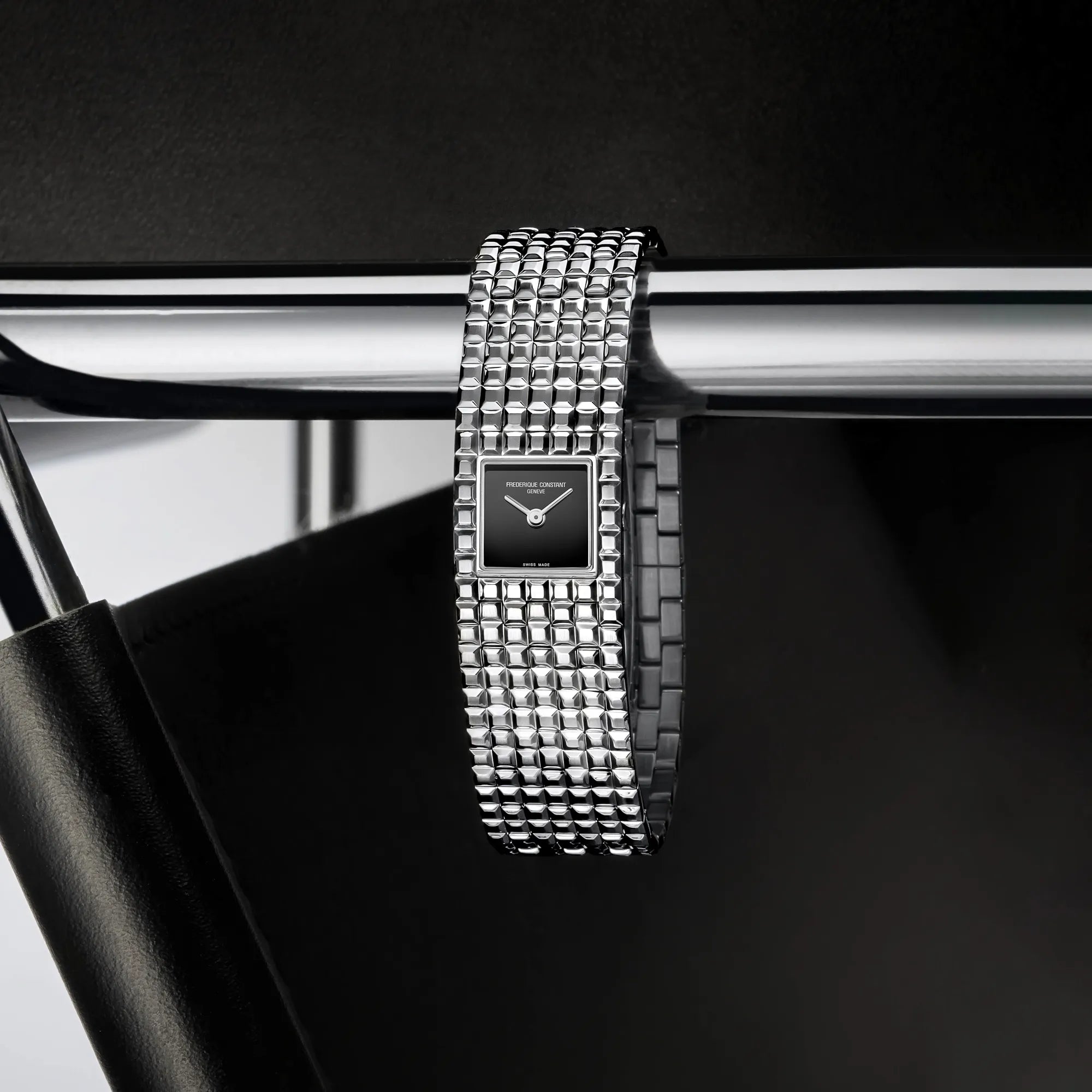 Produktfotografie der Manchette Armbanduhr von Frederique Constant mit schwarzem Onyx Zifferblatt, die insgesamt mehr einem Armband ähnelt