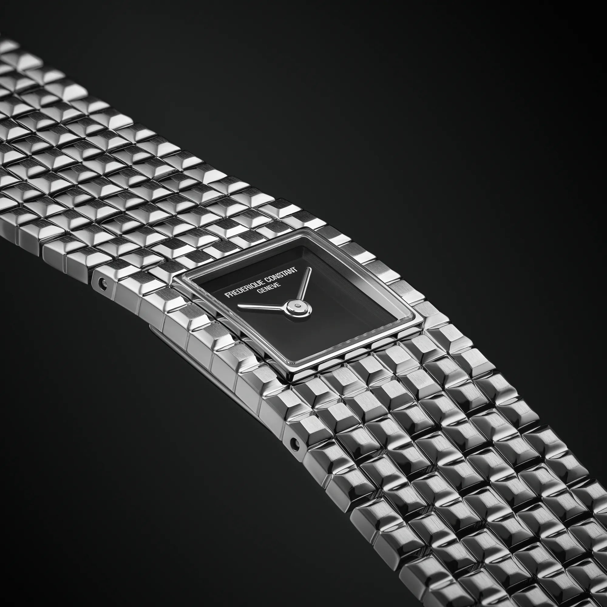 Produktfotografie der Manchette Armbanduhr von Frederique Constant mit schwarzem Onyx Zifferblatt, die insgesamt mehr einem Armband ähnelt vor schwarzem Hintergrund