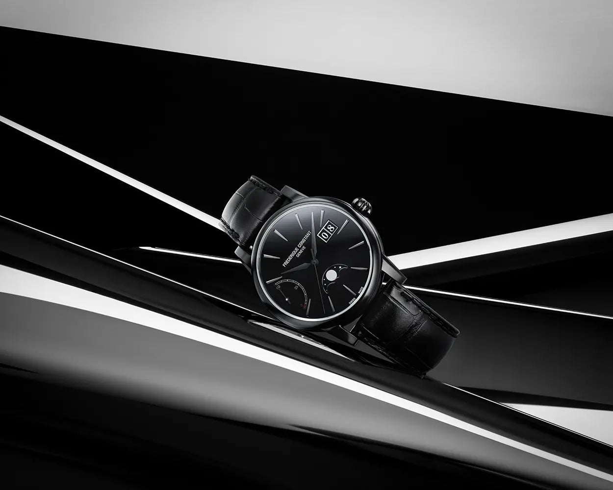 Produktfoto der Frederique Constant Classic Power Reserve Big Date aus der Manufacture Kollektion mit einem schwarzen Lack-Zifferblatt an einem schwarzen Lederband