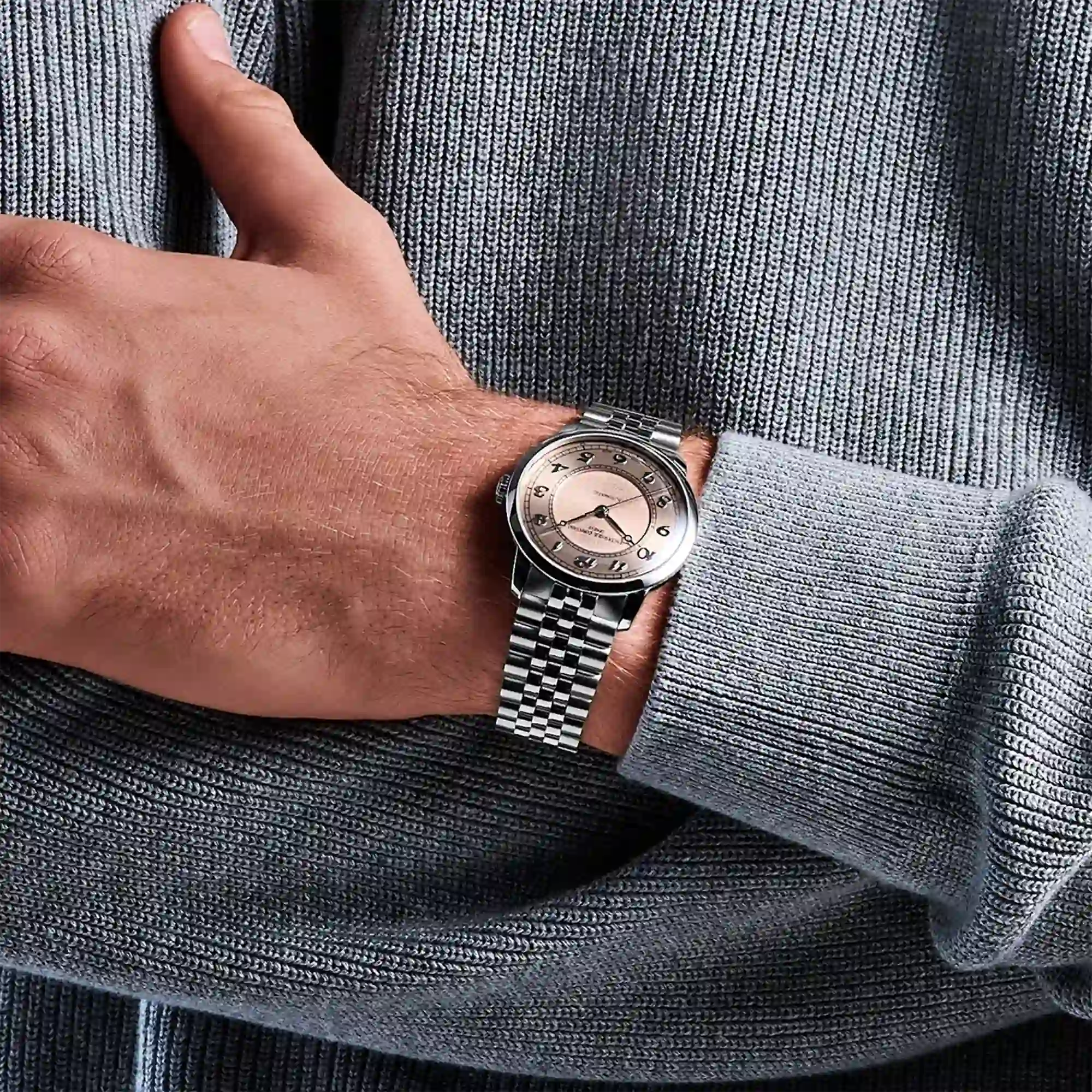 Wristshot mit der Frederique Constant "Classics Premiere" Armbanduhr FC-301SALB6B mit lachsrosa-farbenen Zifferblatt mit zwei verschiedenen Oberflächenstrukturen und arabischen Ziffern im klassischen Stil
