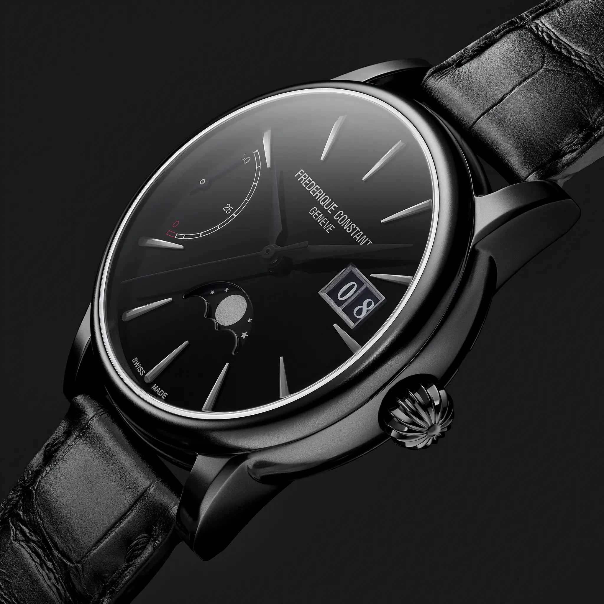 Detailaufnahme der Frederique Constant Classic Power Reserve Big Date aus der Manufacture Kollektion mit einem schwarzen Lack-Zifferblatt an einem schwarzen Lederband