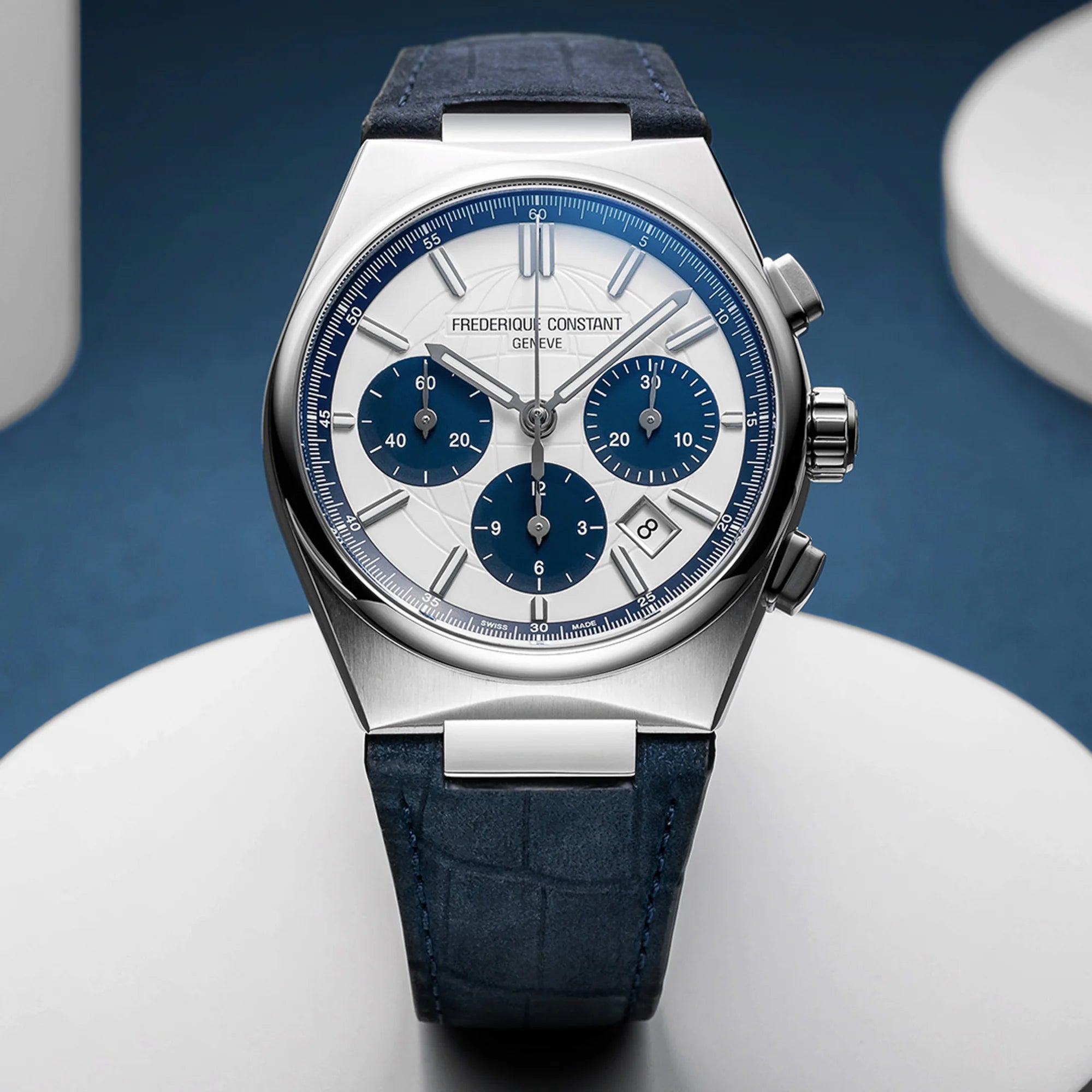 Produktfotografie des Automatic Chronographen mit blauen Akzenten und einem dunkelblauen Lederarmband von Frederique Constant aus der Highlife-Kollektion