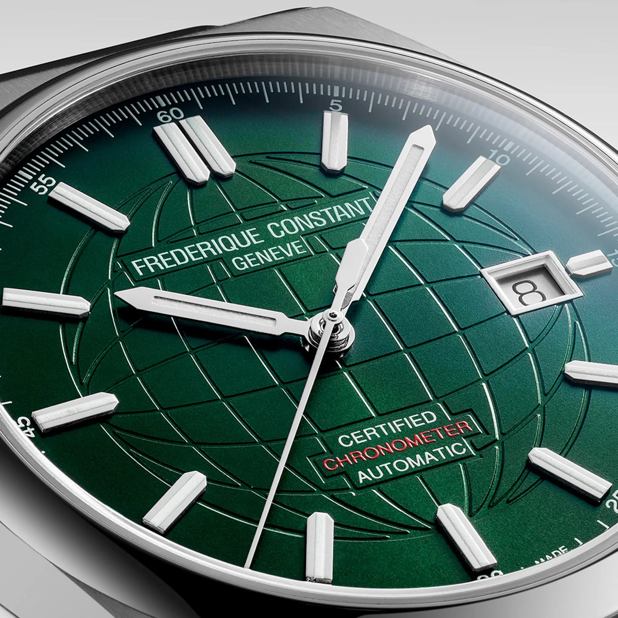 Makroaufnahme des dunkelgrünen Zifferblatt mit Sonnenschliff der "Highlife Automatic COSC" von Frederique Constant
