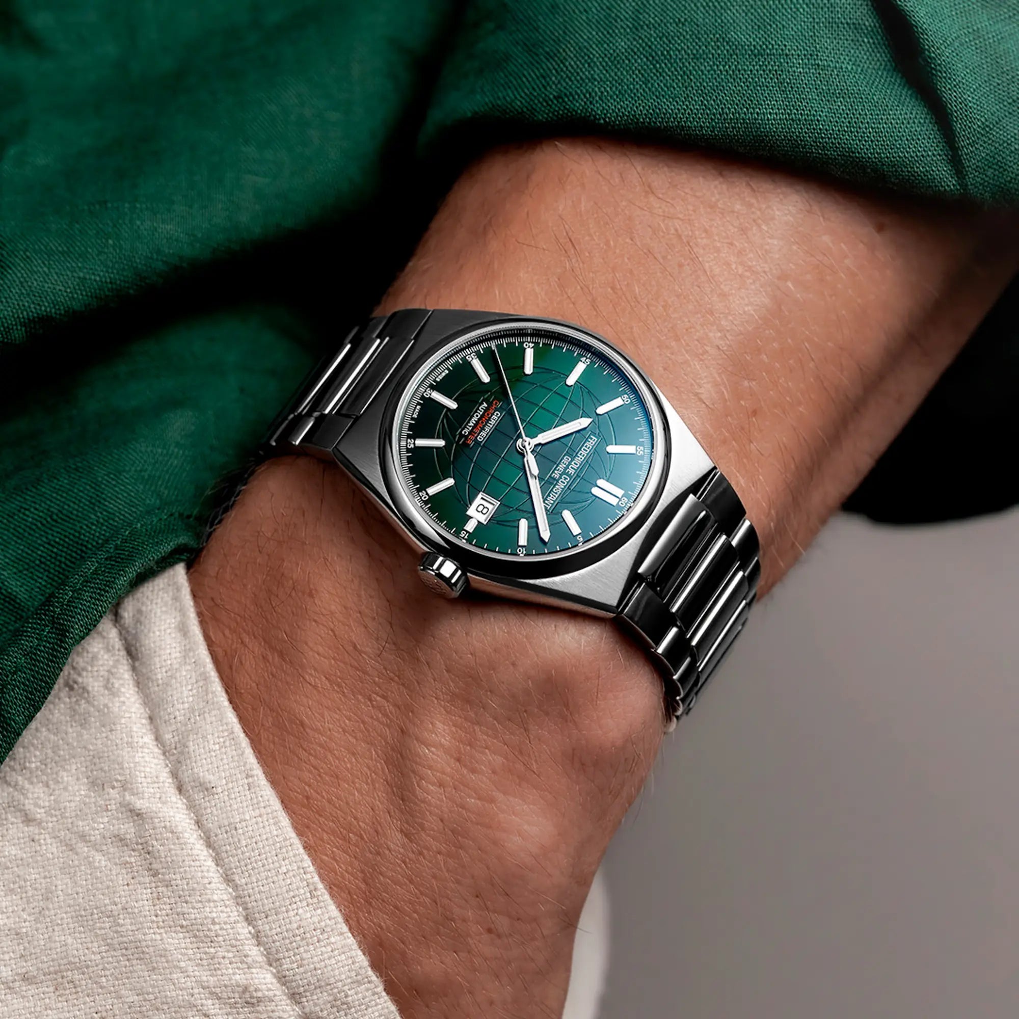 Mann kombiniert ein grünes Leinenhemd mit der "Highlife Automatic COSC" mit dem grünen Sonnenschliff Zifferblatt von Frederique Constant