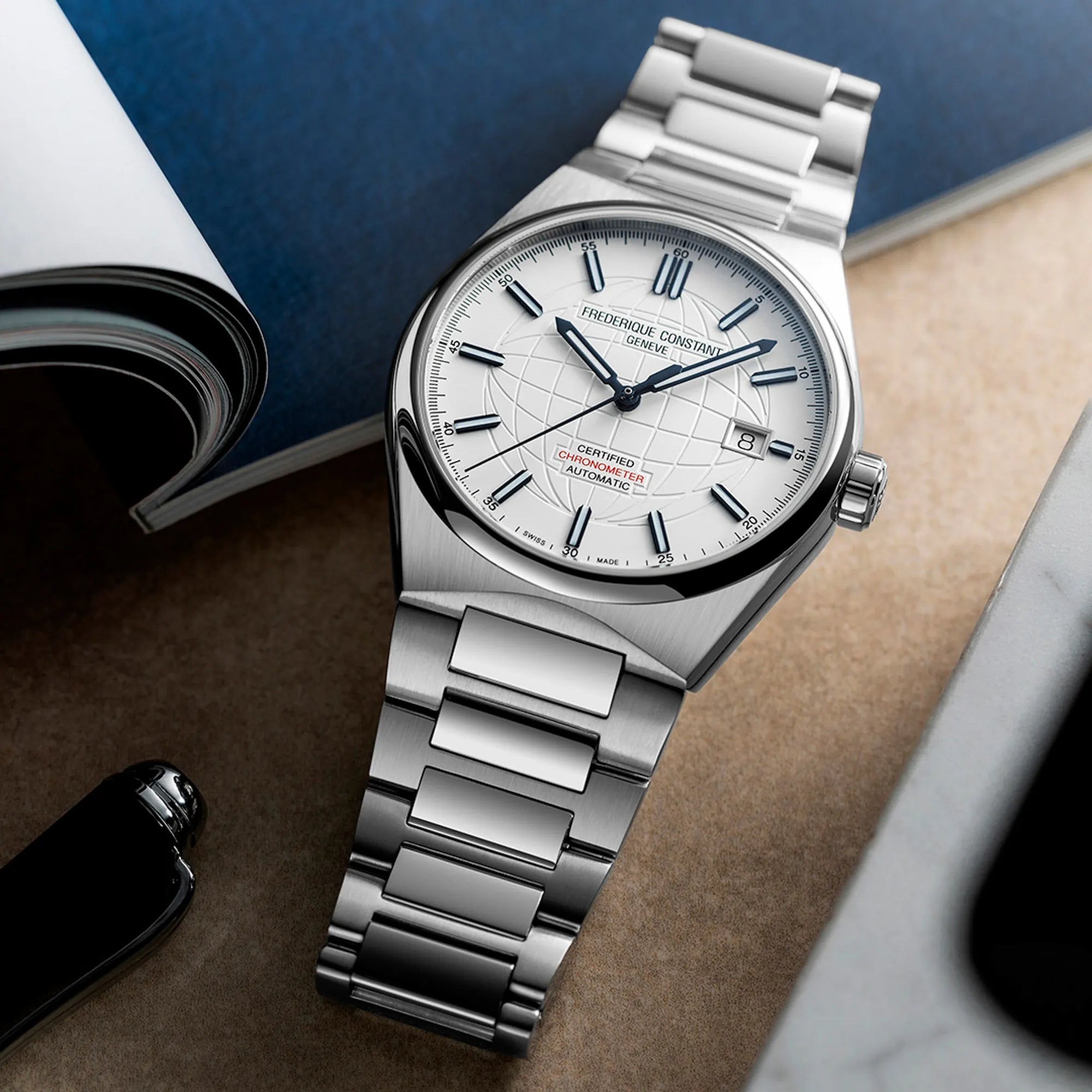 Produktfotografie des Uhren-Modells "Highlife Automatic COSC" mit dem weißen Zifferblatt mit blauen Indizes von Frederique Constant