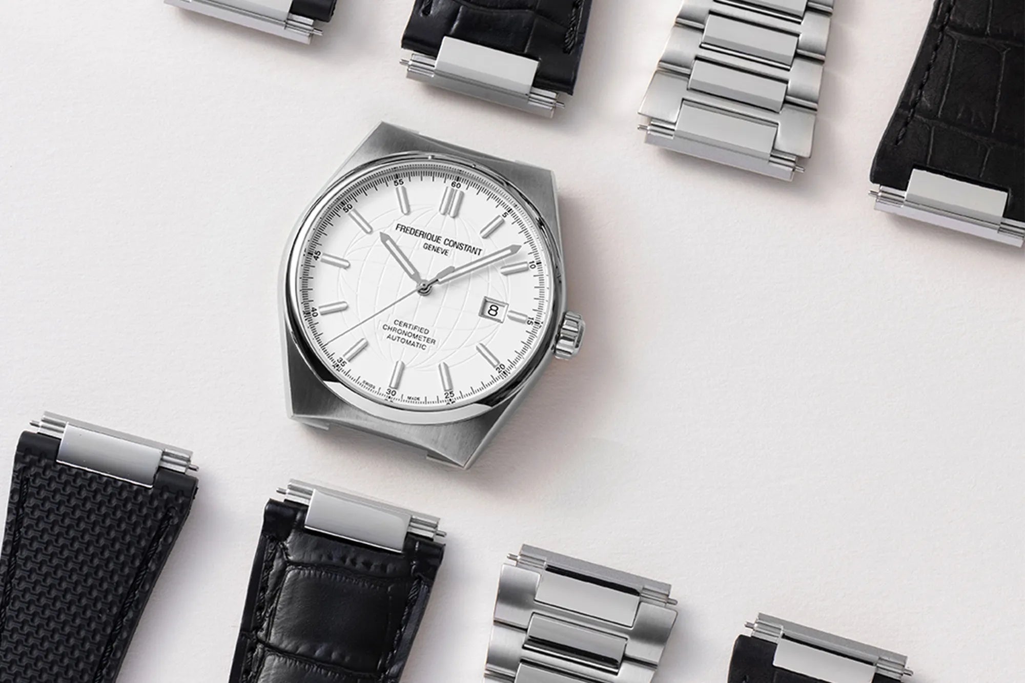 Uhrengehäuse der Frederique Constant Highlife mit weißem Zifferblatt liegt getrennt von allen möglichen Bandvarianten - Kautschuk, Leder & Stahlband - mit Schnellwechselsystem