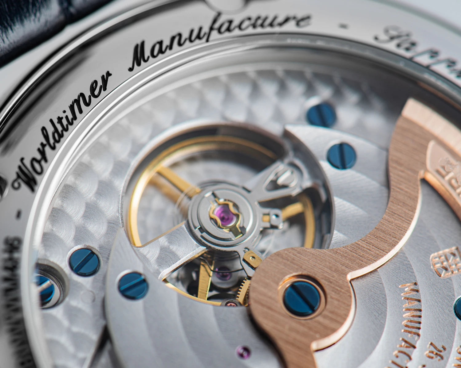 Blick durch den gläsernen Gehäuseboden auf das Uhrwerk der Frederique Constant Classic Worldtimer Manufacture