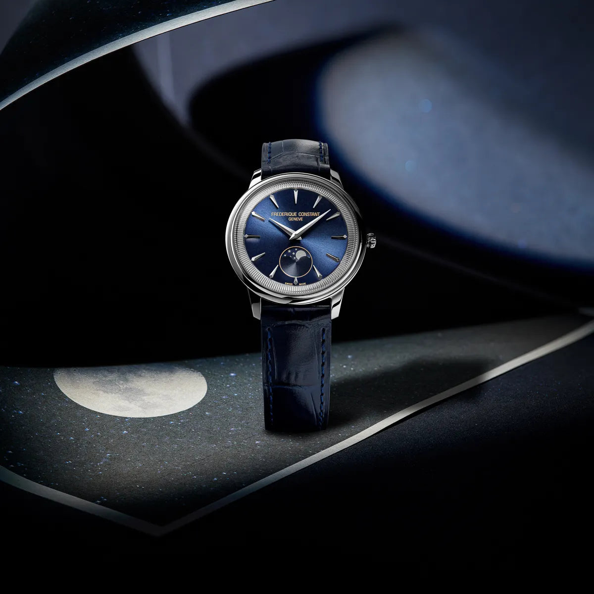 Produktfotografie der Frederique Constant "Moneta" Armbanduhr mit blauem Zifferblatt und Mondphase auf 6 Uhr am blauen Lederband