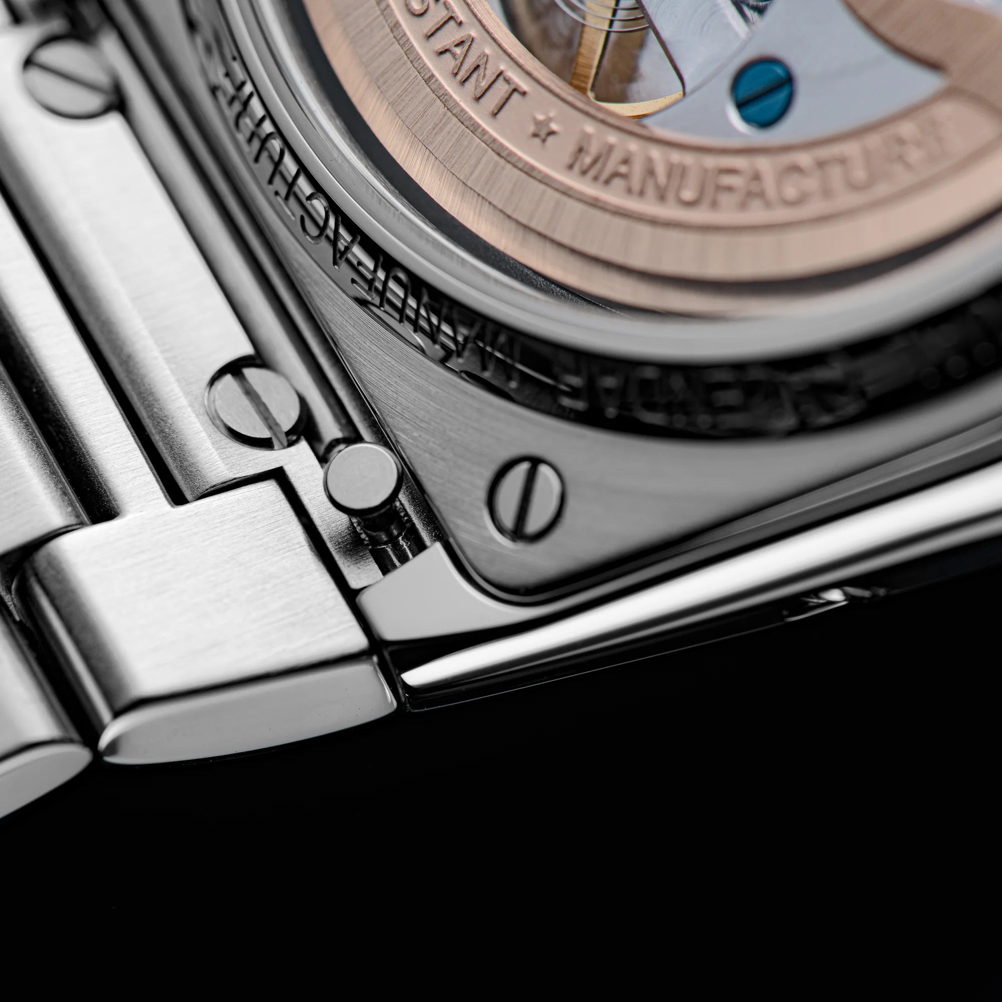 Detailaufnahme des Bandwechselsystems der Highlife Kollektion von Frederique Constant beim Perpetual Calender