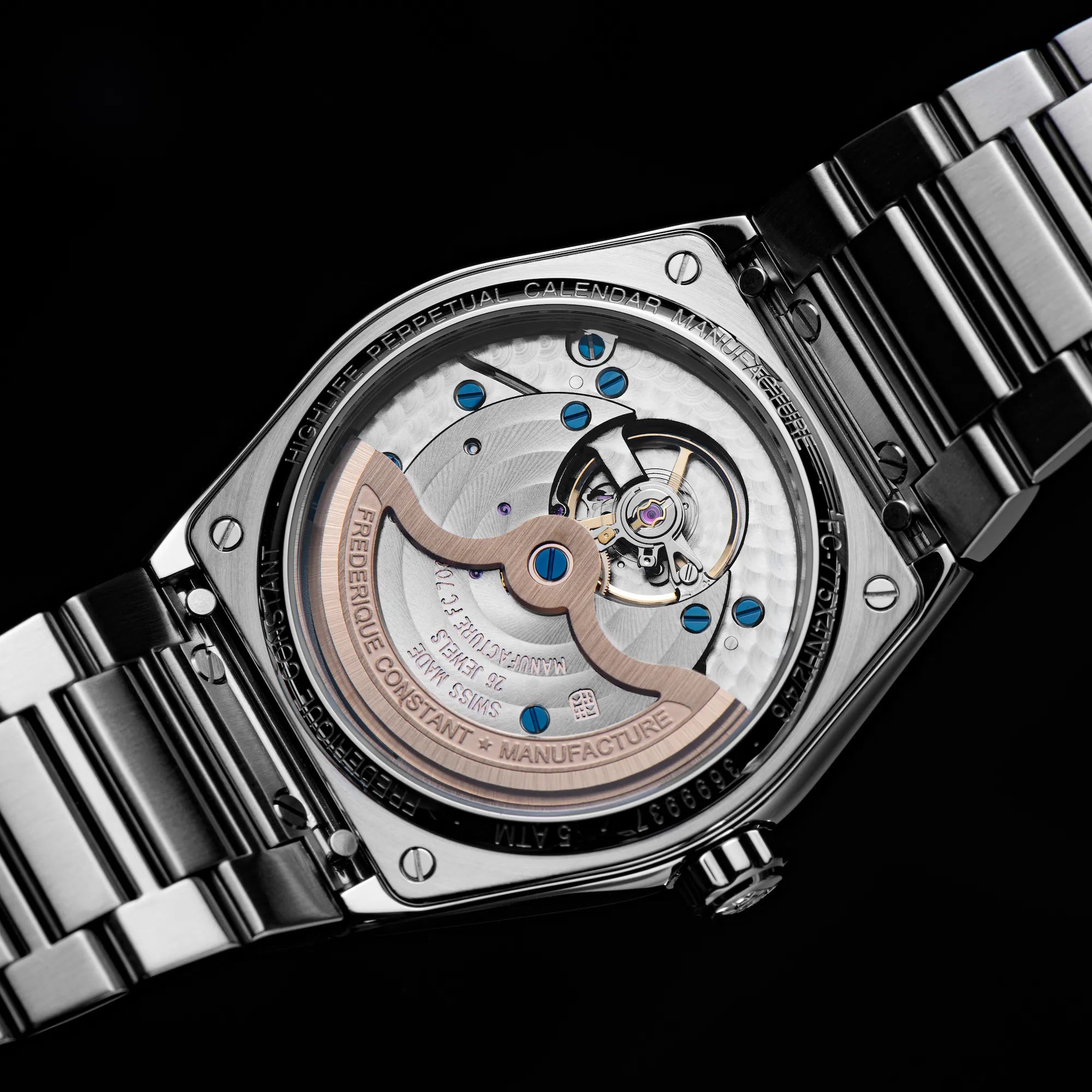 Blick auf den gläsernen Gehäuseboden des ewigen Kalenders von Frederique Constant aus der Highlife Kollektion