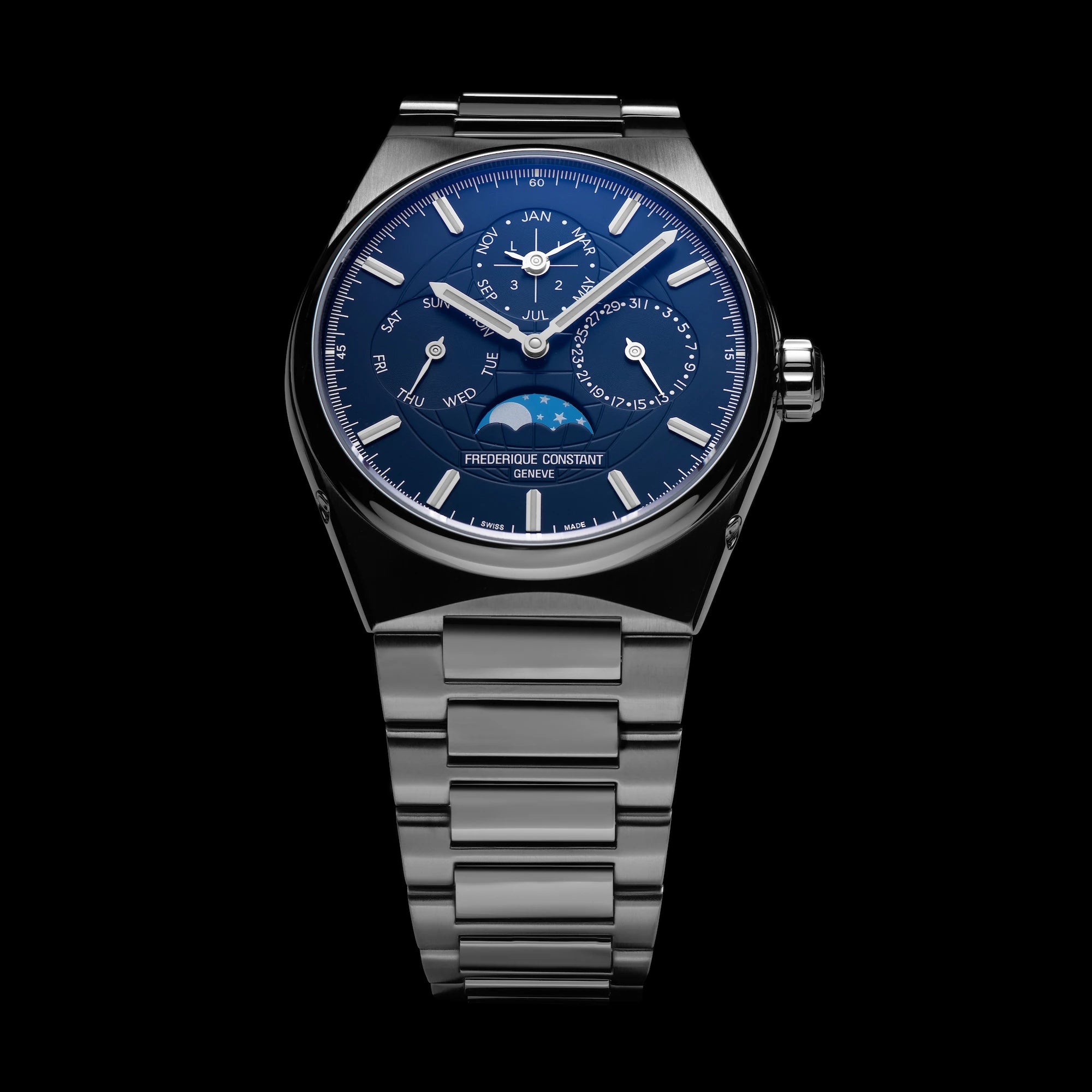 Frontale Ansicht des ewigen Kalenders mit einem blauen Zifferblatt aus der Highlife Kollektion von Frederique Constant vor einem schwarzem Hintergrund