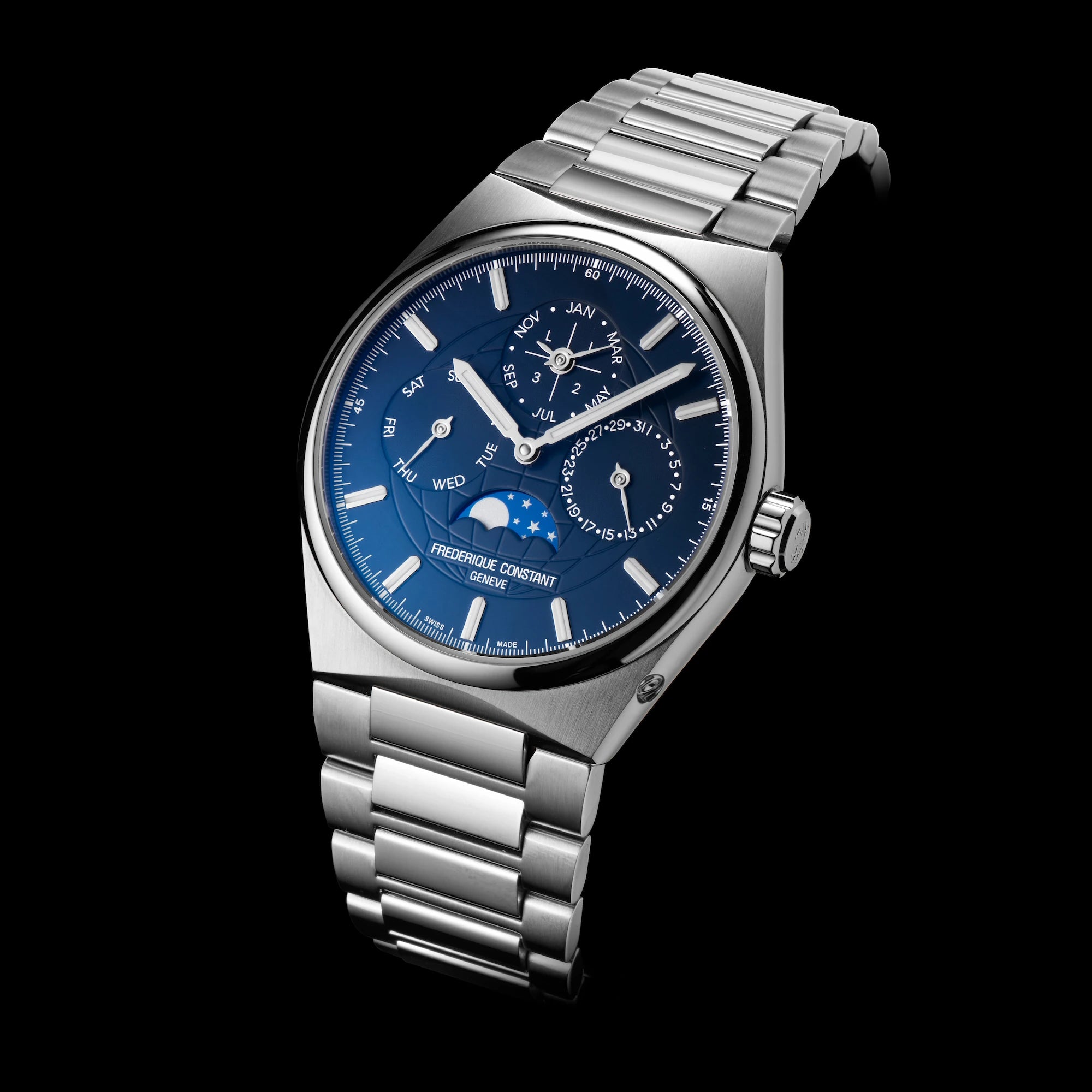 Leicht seitliche Ansicht des ewigen Kalenders mit einem blauen Zifferblatt aus der Highlife Kollektion von Frederique Constant vor schwarzem Hintergrund