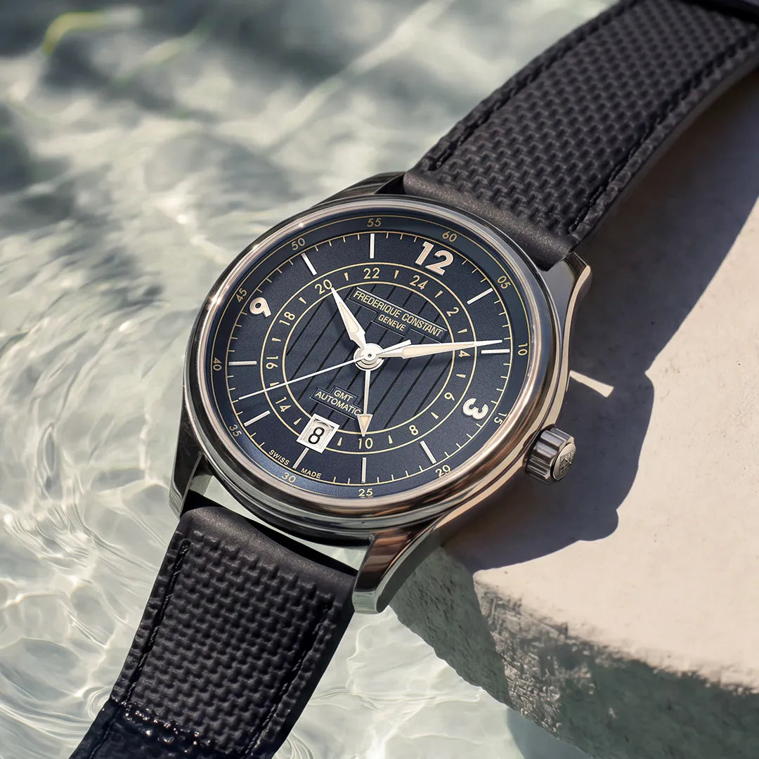 Produktfotografie der Frederique Constant Runabout GMT Herrenuhr FC-350RN5B6 mit 42mm Edelstahl-Gehäuse, tiefblauem Zifferblatt mit Indizes im beigen Vintage-Look am schwarzen Kautschuk-Armband