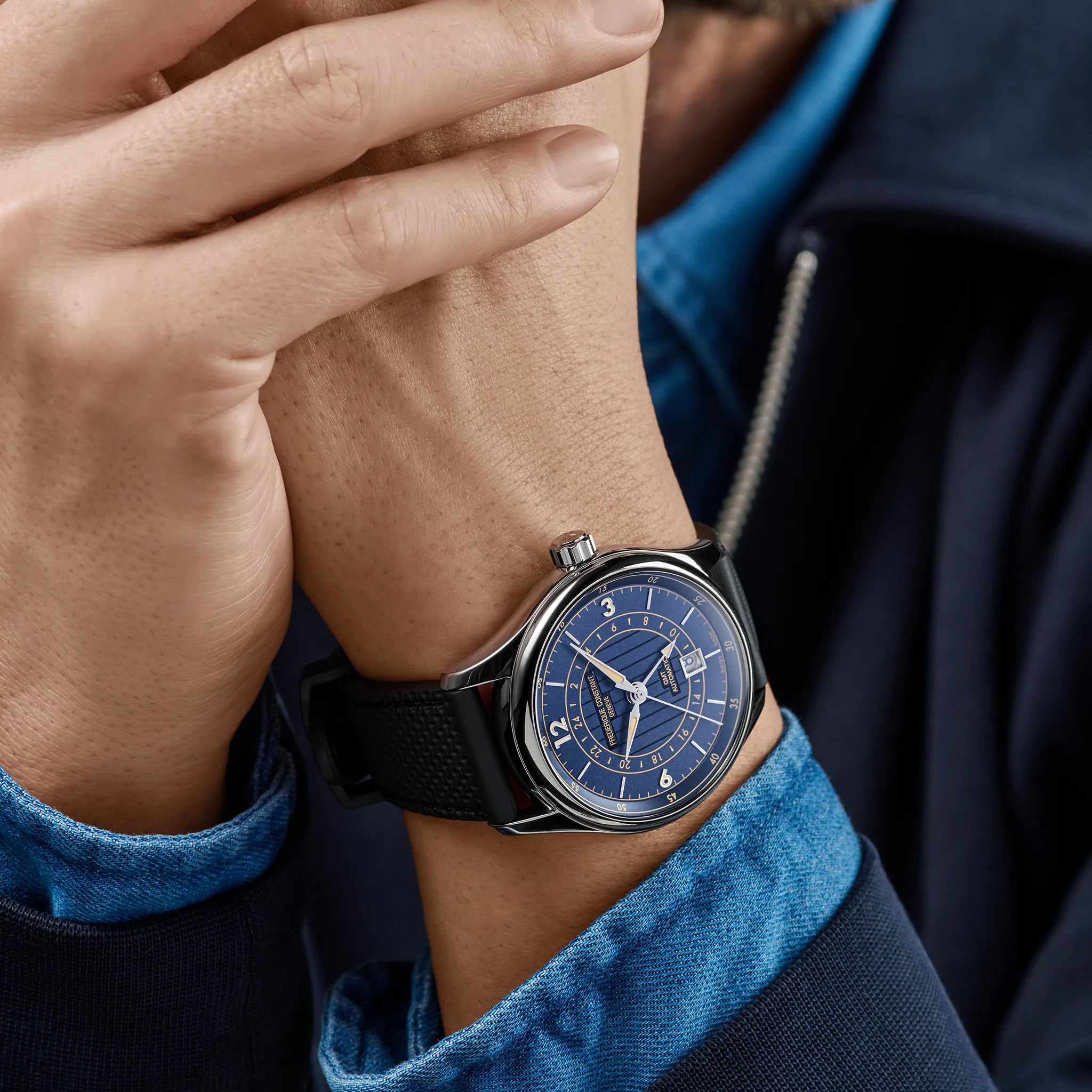 Mann trägt die Frederique Constant Runabout GMT Herrenuhr FC-350RN5B6 mit 42mm Edelstahl-Gehäuse, tiefblauem Zifferblatt mit Indizes im beigen Vintage-Look am schwarzen Kautschuk-Armband an seinem Handgelenk
