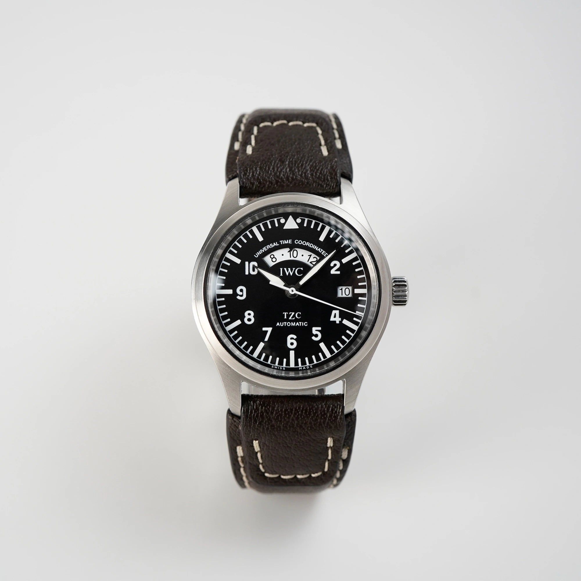 Frontale Ansicht der IWC Schaffhausen Pilot Fliegeruhr UTC Spitfire mit der Referenz IW3251