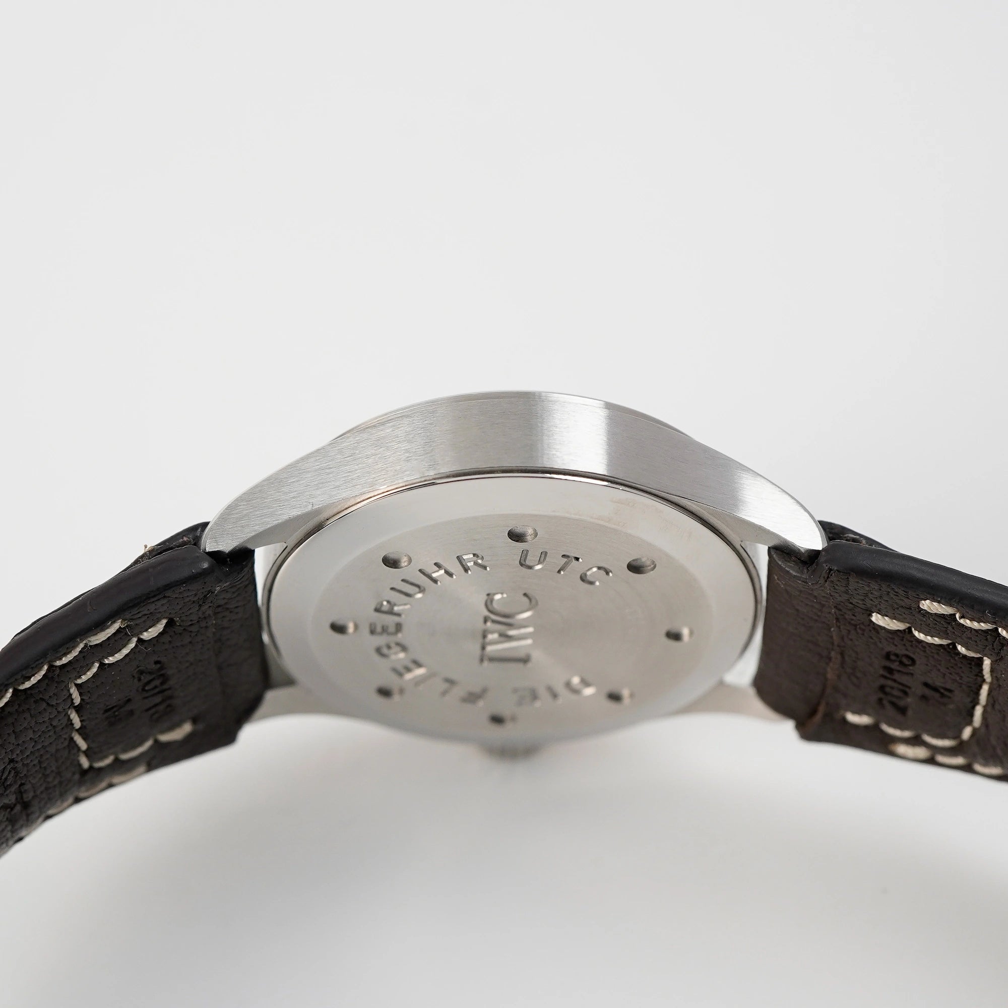 Blick auf den Gehäuseboden IWC Schaffhausen Pilot Fliegeruhr UTC Spitfire mit der Referenz IW3251 mit braunem Lederband
