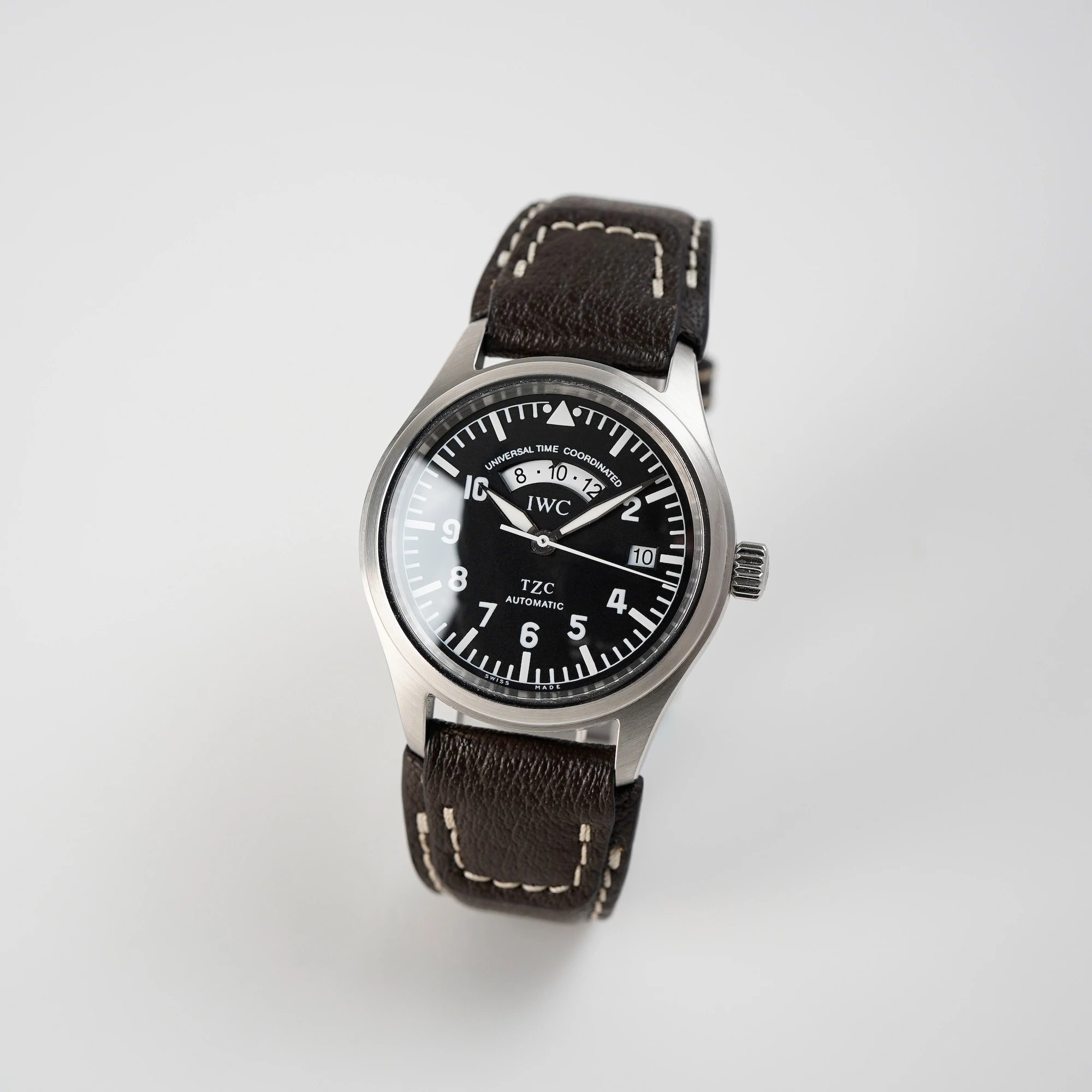 Leicht geneigte Ansicht der IWC Schaffhausen Pilot Fliegeruhr UTC Spitfire mit der Referenz IW3251