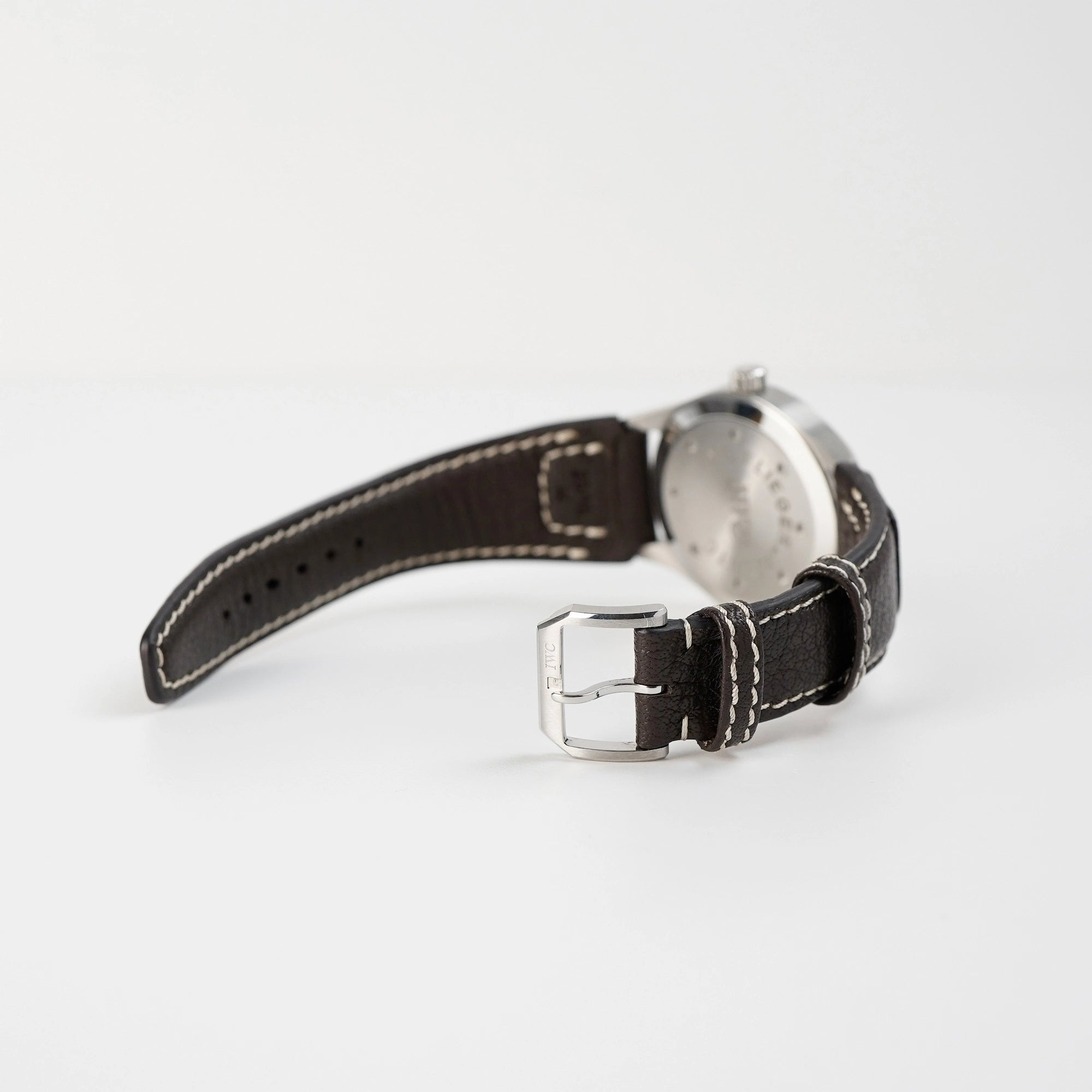 IWC Schaffhausen Pilot Fliegeruhr UTC Spitfire mit der Referenz IW3251 mit braunem Lederband und geöffneter Dornschließe