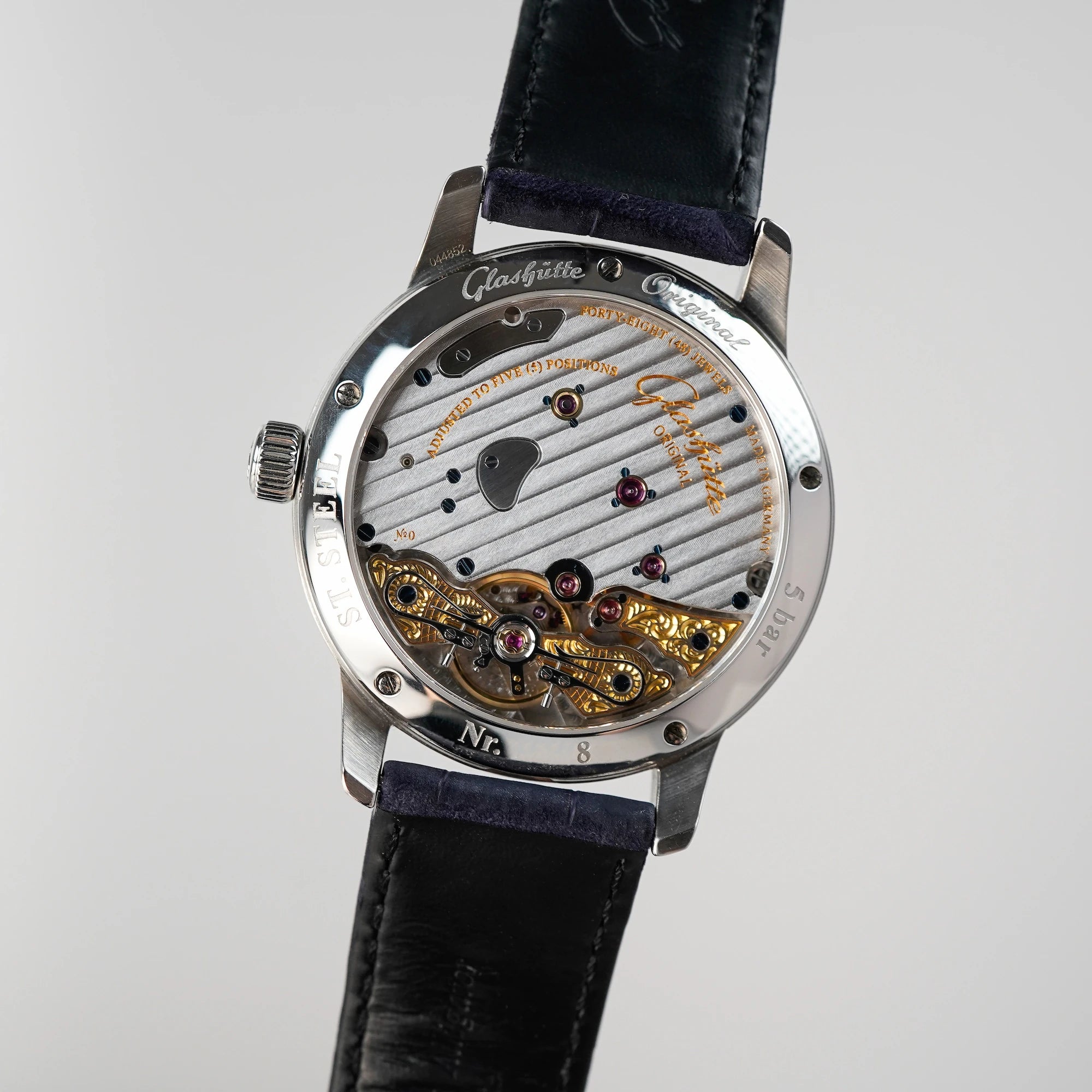 Gehäuseboden der Glashuette Original Panoreserve Uhr mit gläsrnem CaseBack und Blick auf das verzierte mechanische Uhrwerk