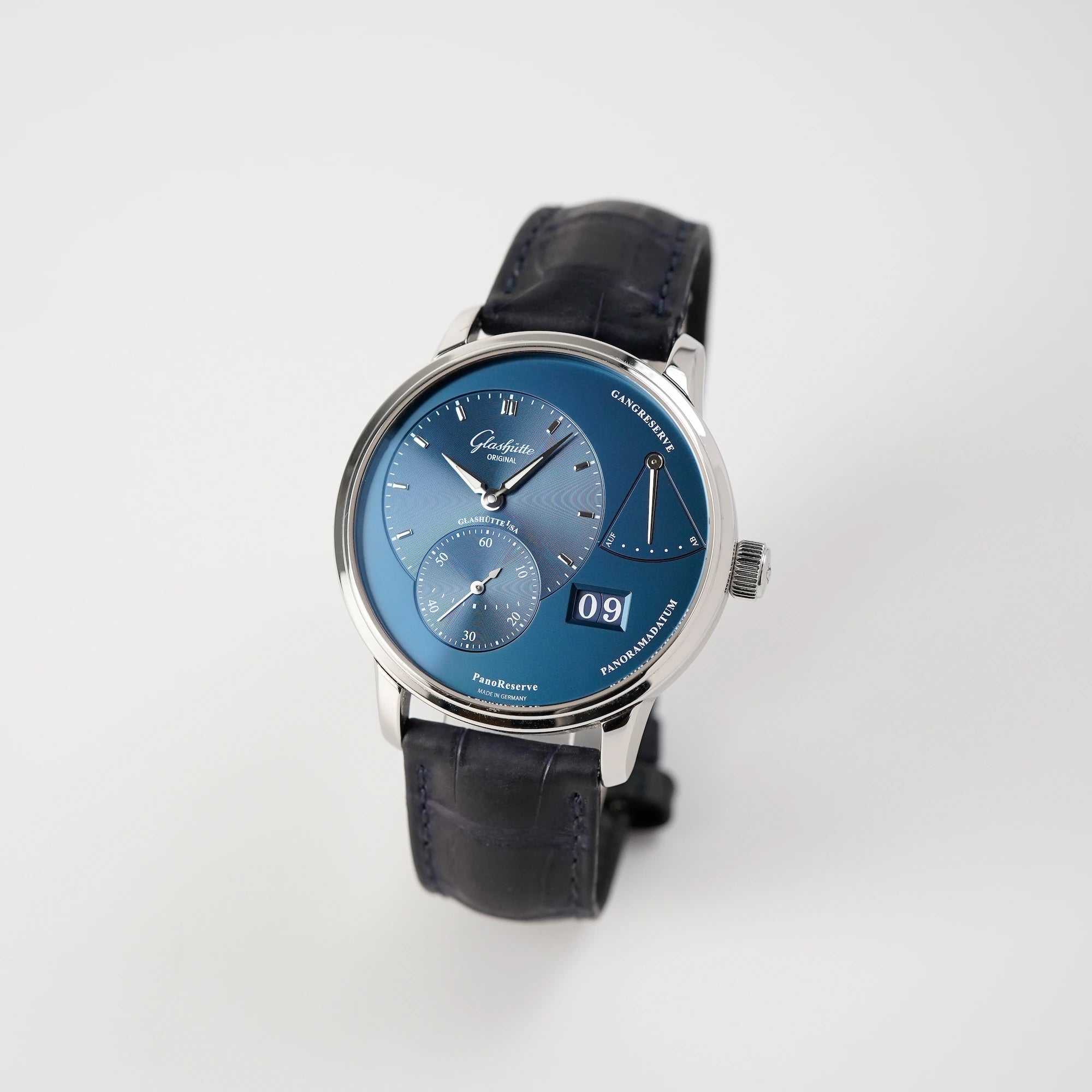 Leicht Geneigter Blickwinkel auf die Glashuette Original Panoreserve Uhr mit blauem Zifferblatt