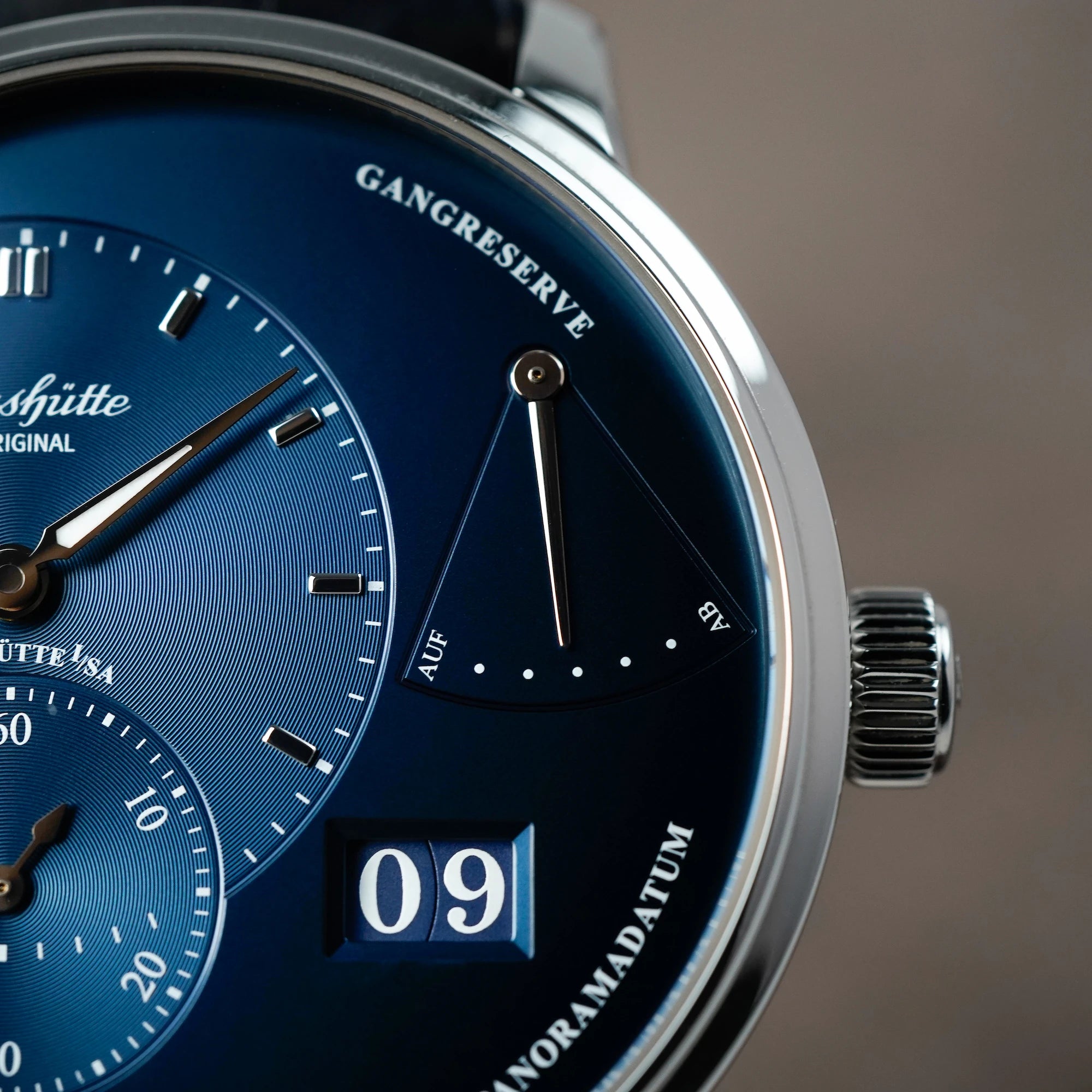 Makroaufnahme der Glashütte Original Panoreserve Uhr mit blauem Zifferblatt, Fokus auf der Anzeige der Gangreserve