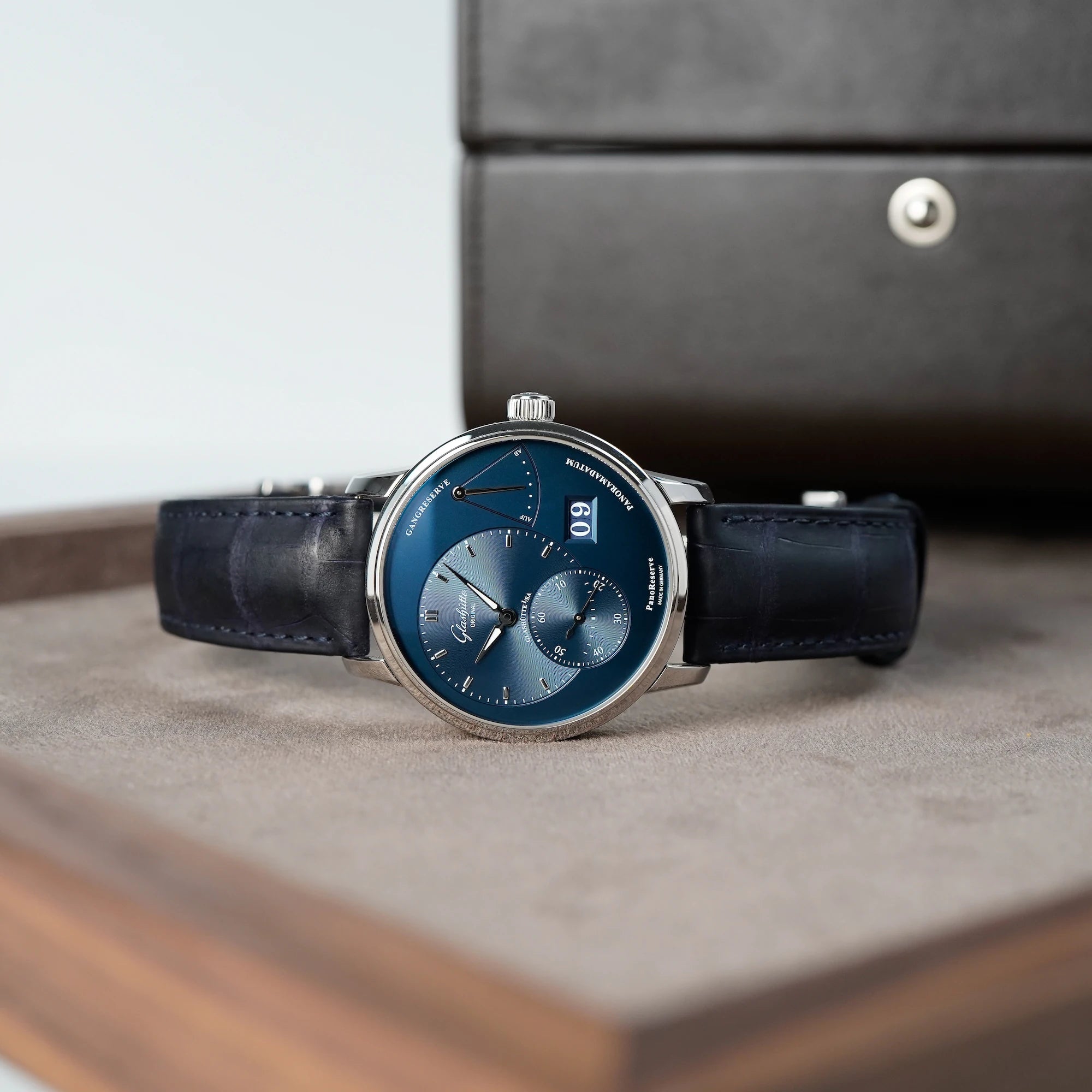 Glashuette Original Panoreserve Uhr mit blauem Zifferblatt liegt auf einem Juweliers Tablet mit hellbraunem Leder