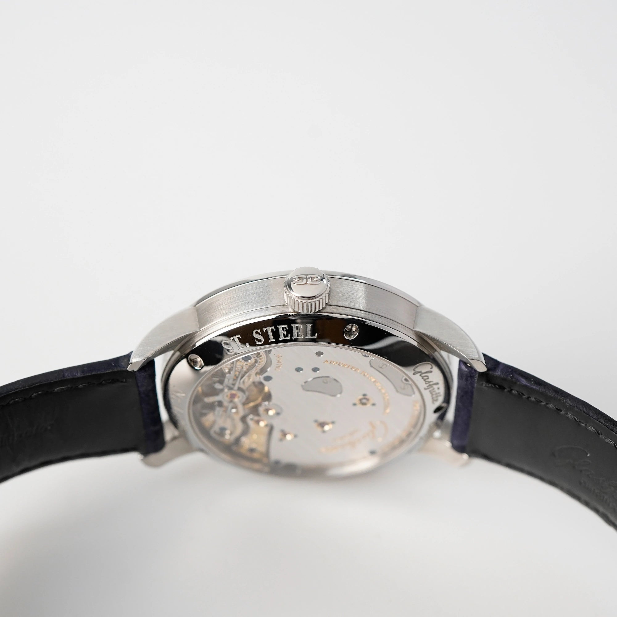 Gehäuse mit Krone der Glashuette Original Panoreserve Uhr am Lederband
