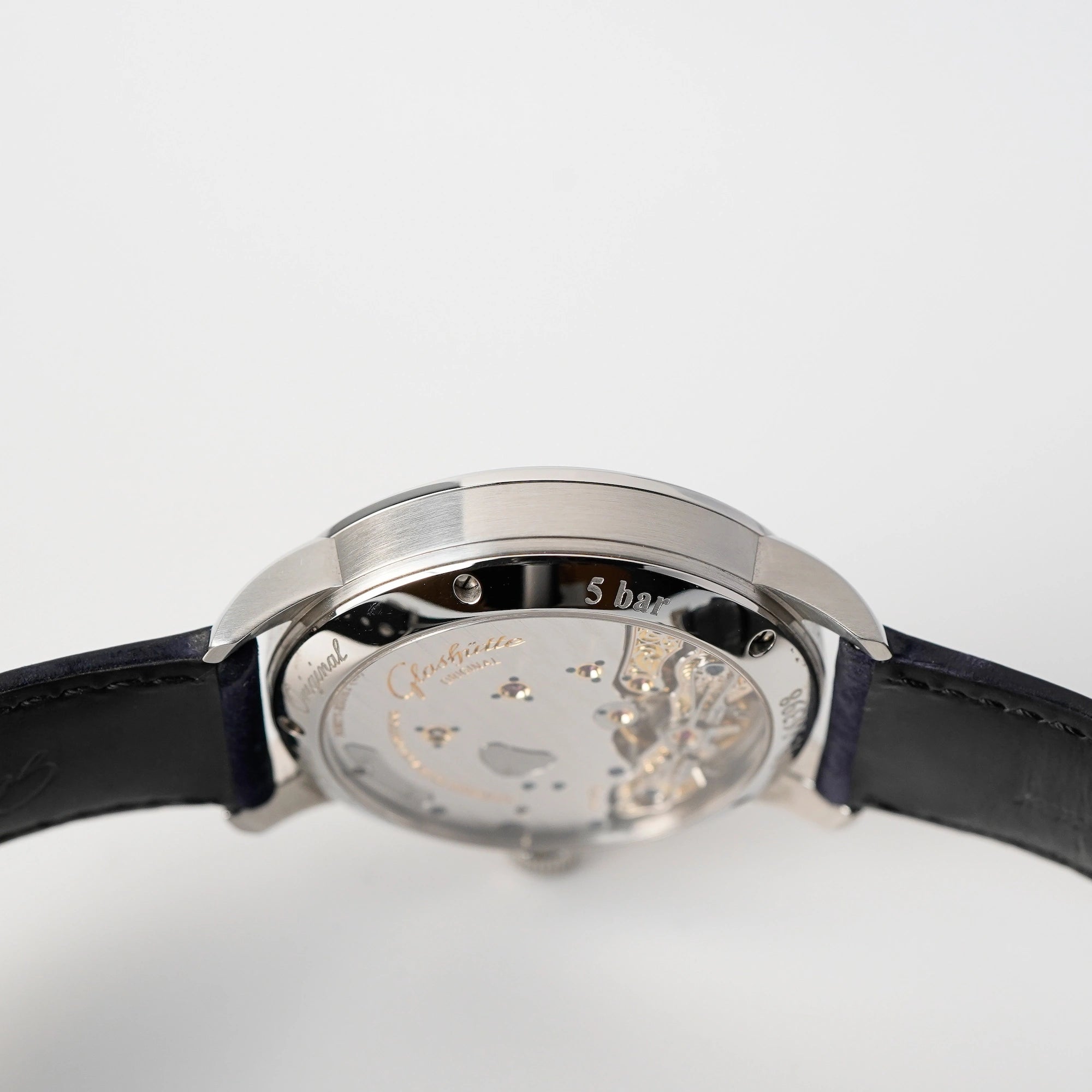 Gehäuse der Glashuette Original Panoreserve Uhr mit dunkelblauem Lederarmband
