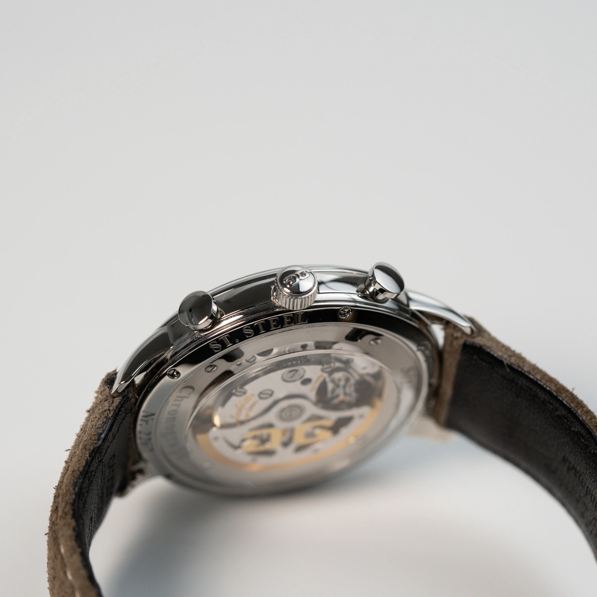 Seitliches Gehäuse mit Krone und Chronograph-Pushern der Glashütte Original Sixties Chronograph mit blauem Sonnenschliff-Zifferblatt