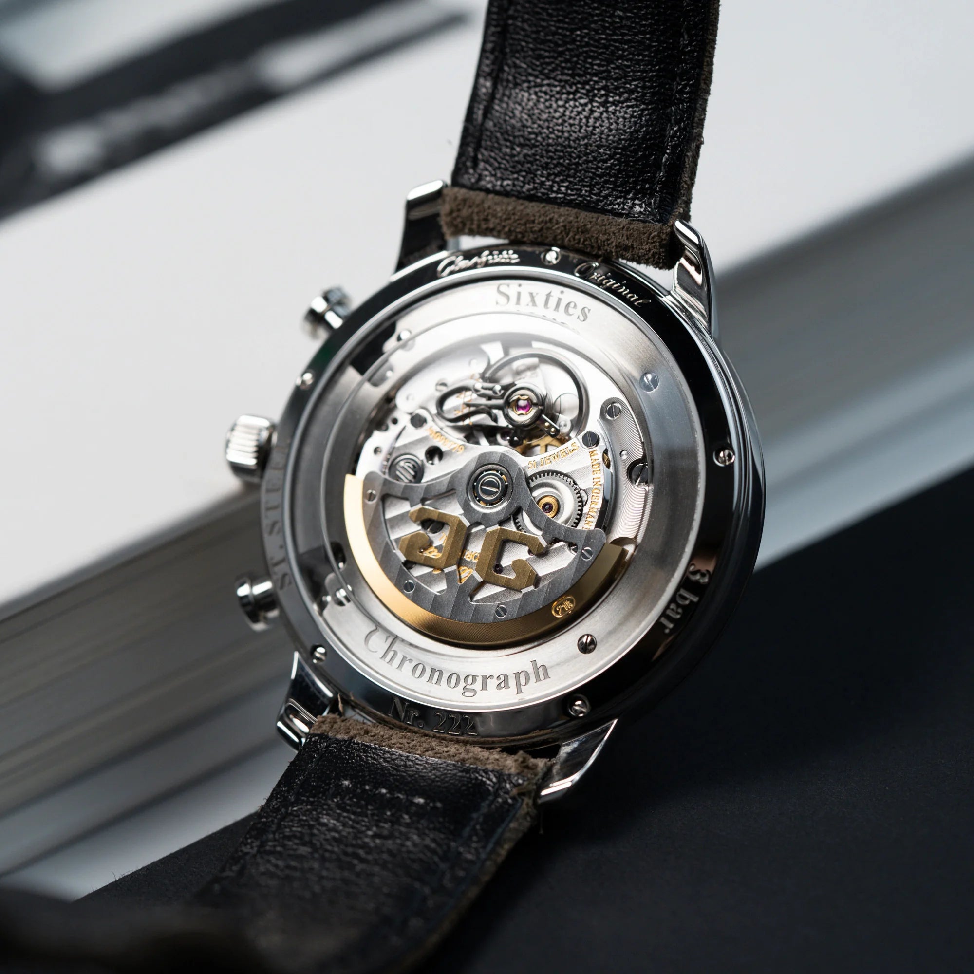 Blick auf den Sichtboden und das Uhrwerk des Glashütte Original Sixties Chronograph