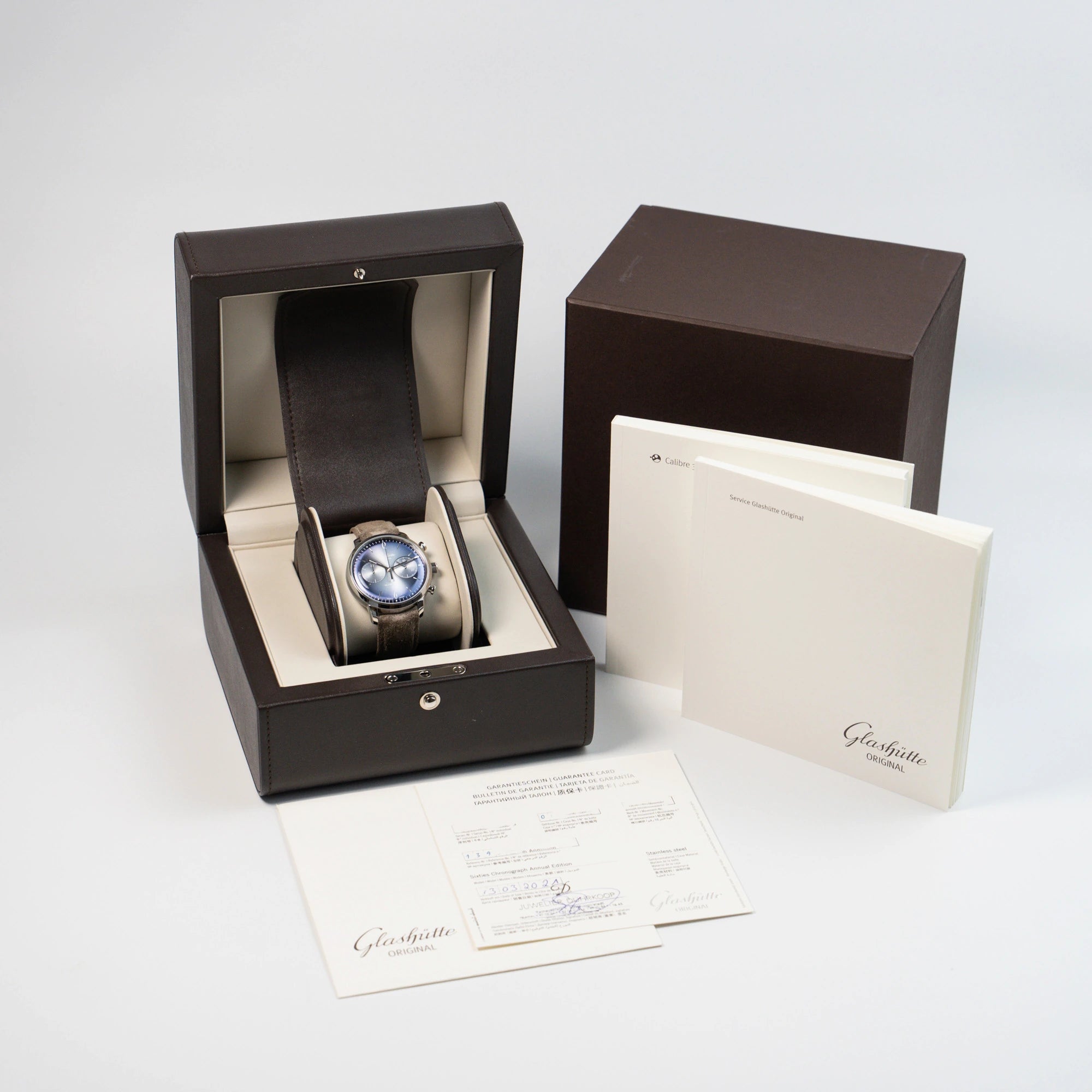 LIeferumfang mit Box und Papieren der Glashütte Original Sixties Chronograph mit blauem Sonnenschliff-Zifferblatt