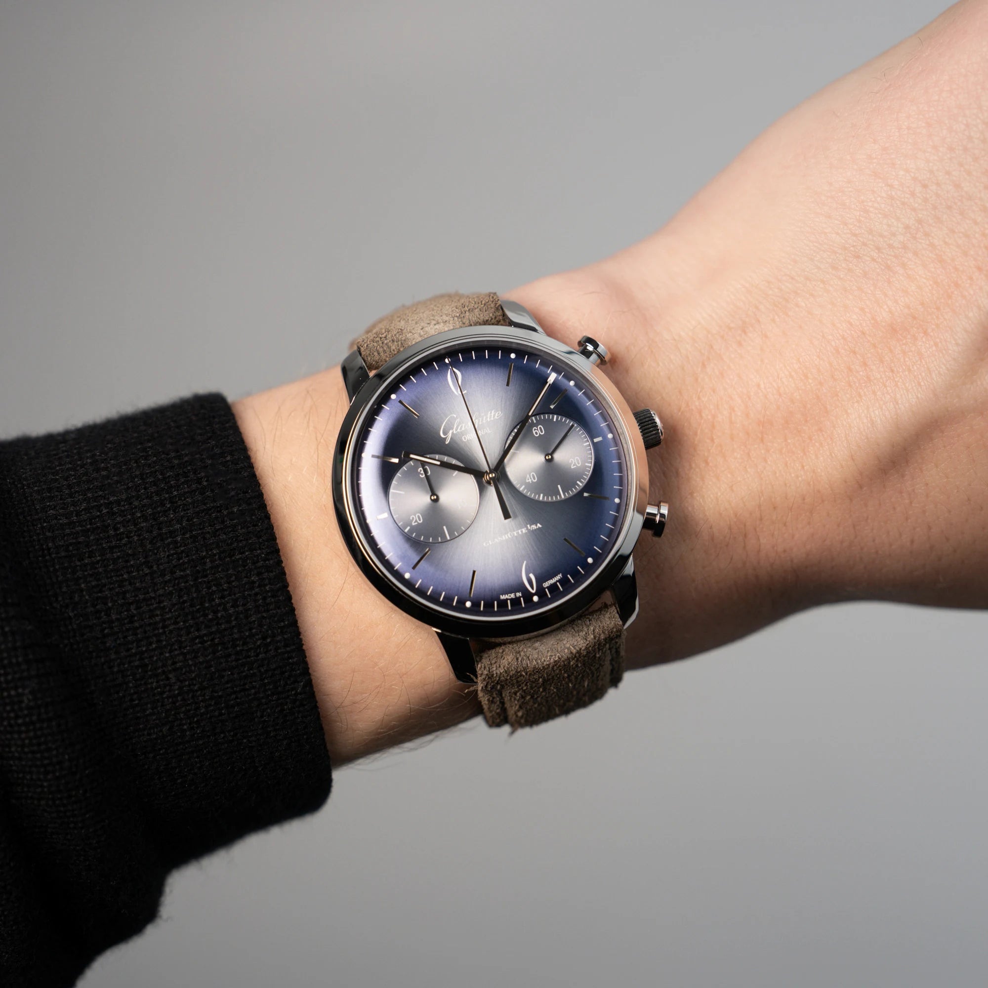 Wristshot an einem Herrenhandgelenk mit der Glashütte Original Sixties Chronograph mit blauem Sonnenschliff-Zifferblatt