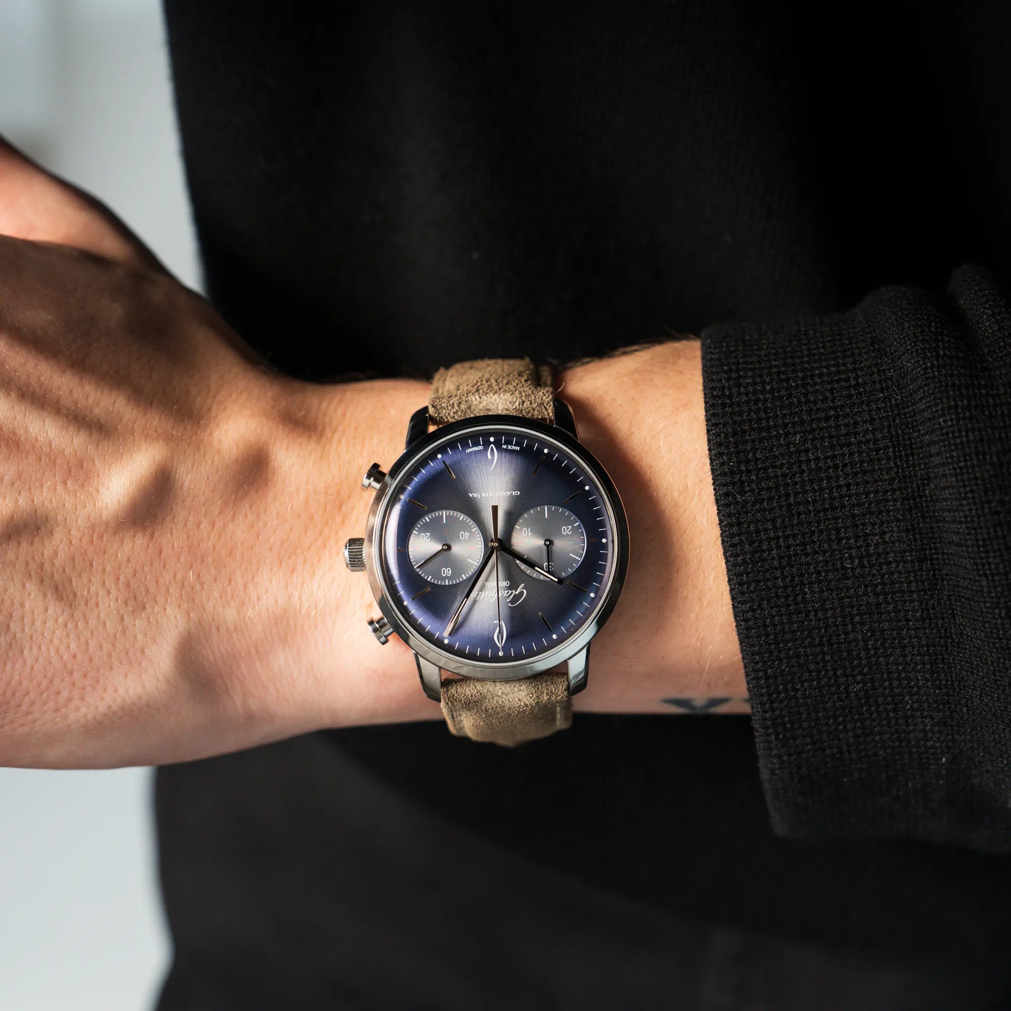 Mann trägt den Glashütte Original Sixties Chronograph