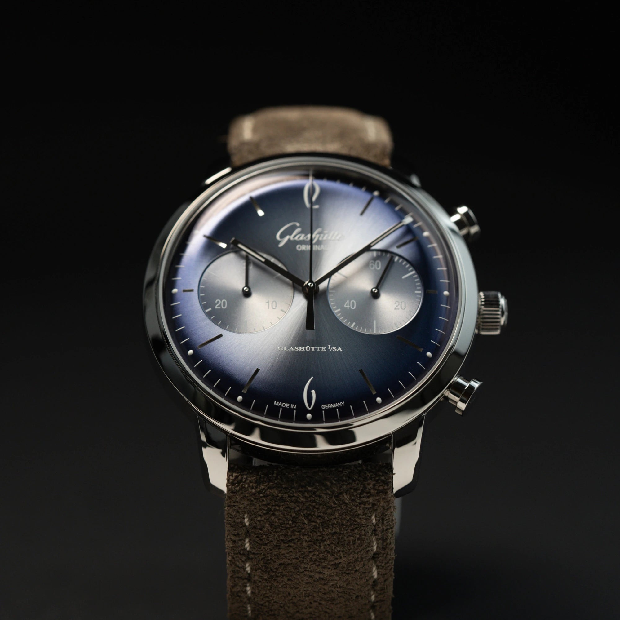 Glashütte Original Sixties Chronograph mit blauem Sonnenschliff-Zifferblatt auf schwarzem Hintergrund