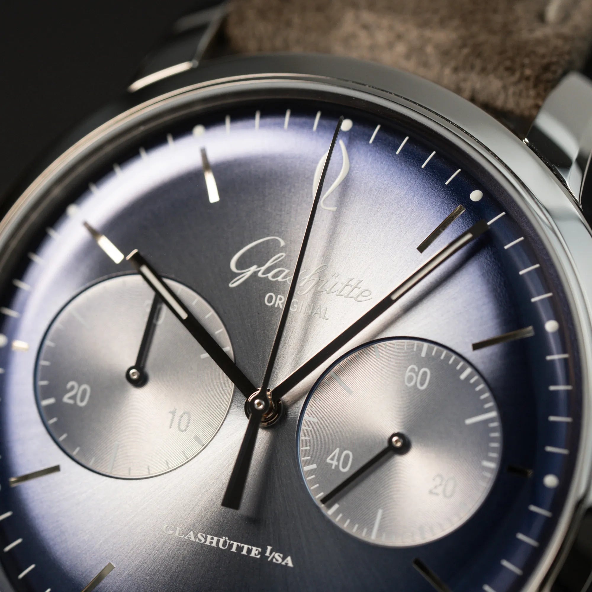 Makroaufnahme des blauen Zifferblatts mit Sonnenschliff der Glashütte Original Sixties Chronograph