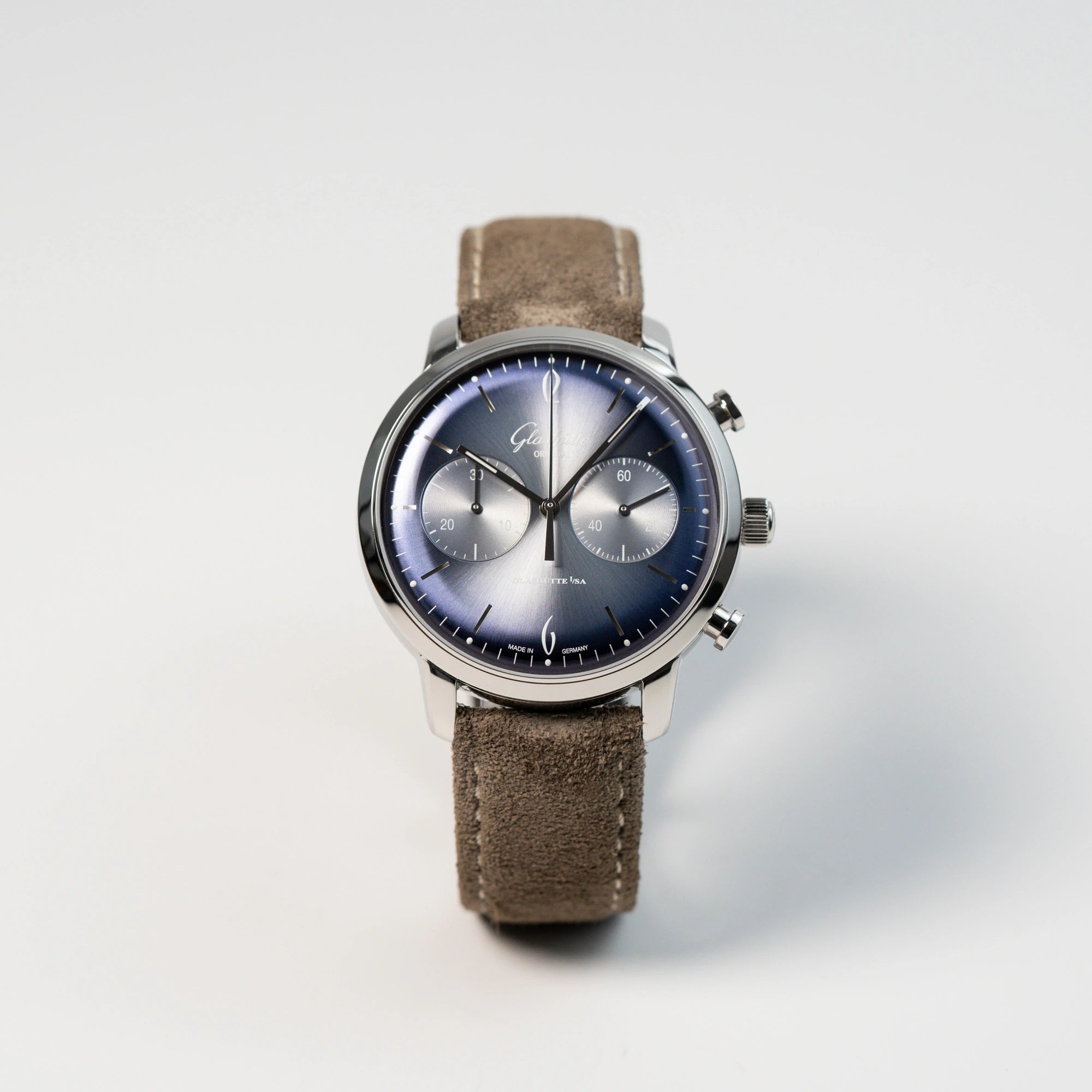 Frontale Ansicht der Glashütte Original Sixties Chronograph mit blauem Sonnenschliff-Zifferblatt