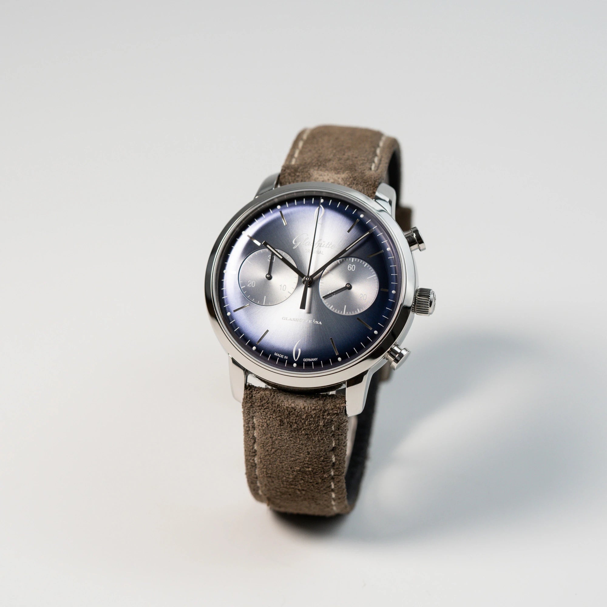 Leicht seitliche Ansicht der Glashütte Original Sixties Chronograph mit blauem Sonnenschliff-Zifferblatt