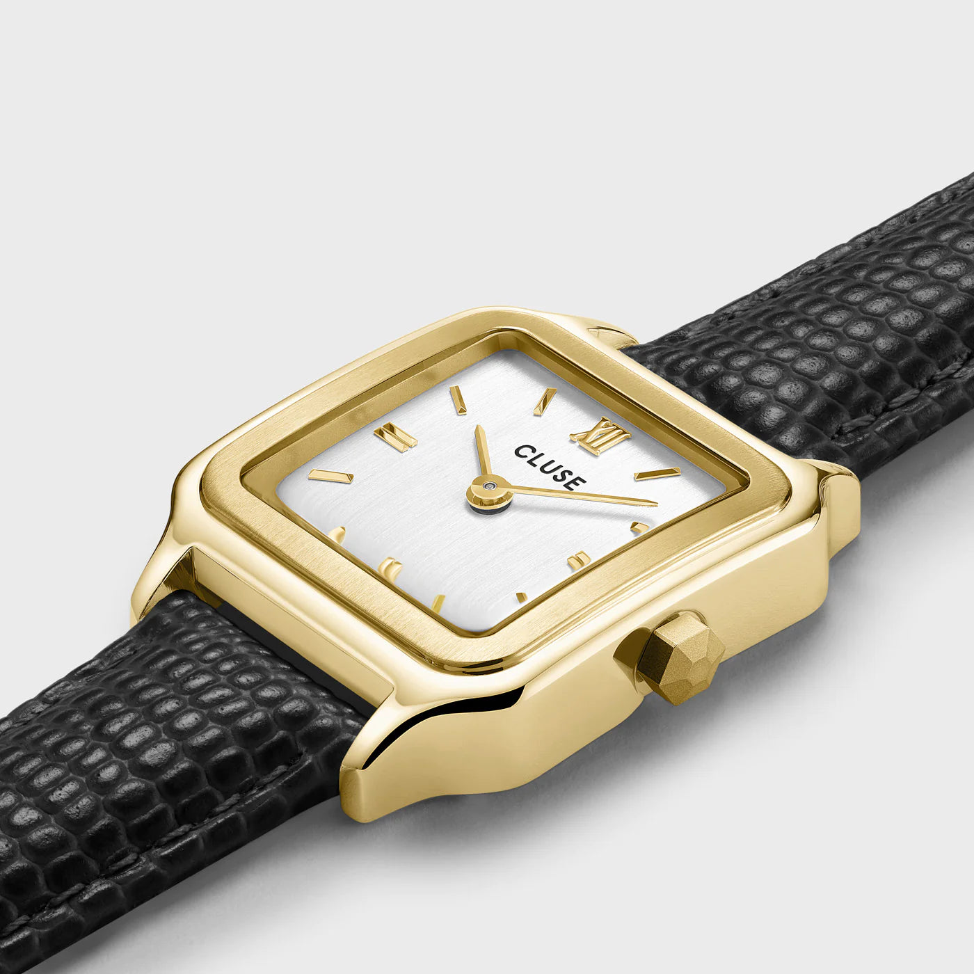 Detailansicht der Cluse Stahl-Uhr "Gracieuse Petite" mit einem gelbgold-farbenem Gehäuse und weißem Zifferblatt am schwarzen Lederband