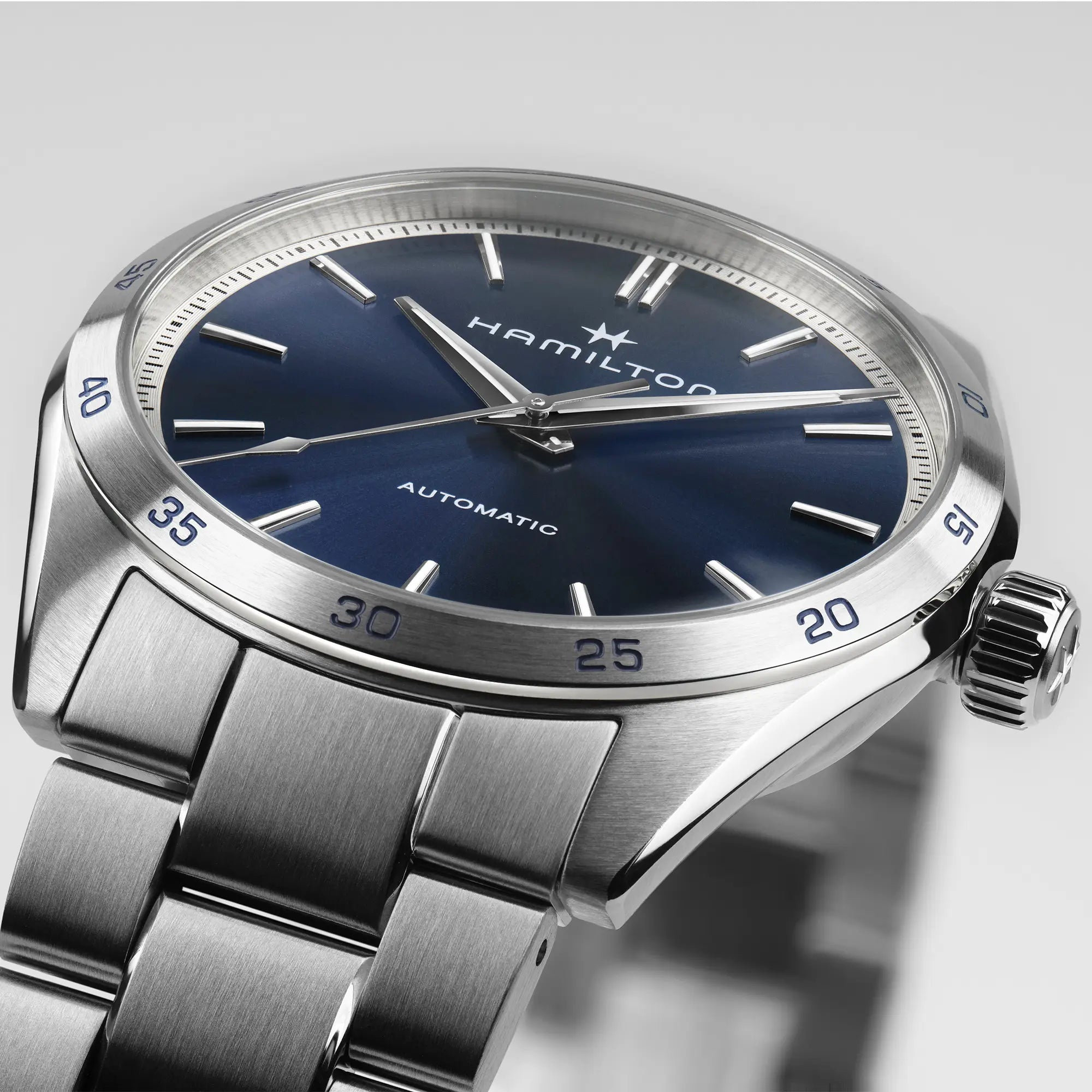 Detailaufnahme der Hamilton Jazzmaster Performer Auto H36215140 mit 38mm-Gehäuse und blauem Zifferblatt